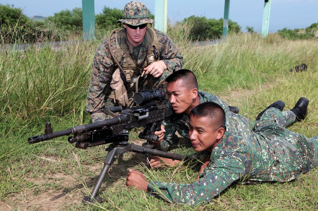 Lance Cpl. Shane Bailey explains the functions of a M240 medium machinegun to Philippine Marines in Ternate, Cavite, Republic of the Philippines, Oct. 12 as part of Amphibious Landing Exercise 2013. The Philippine Marines are with 63rd Force Reconnaissance Company, Philippine Marine Corps Force Recon Battalion. Bailey is a machine gunner assigned to Fox Company, Battalion Landing Team 2nd Battalion, 1st Marine Regiment, 31st Marine Expeditionary Unit, III Marine Expeditionary Force.