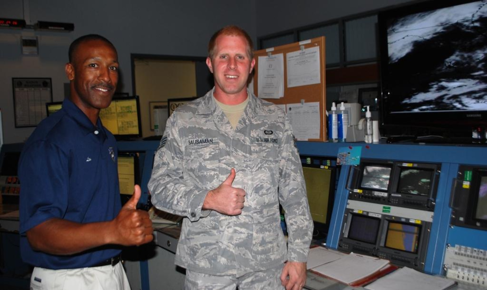 Chief Master Sgt. Herman Moyer, left, 45th Space Wing Command Chief, gives a
thumbs up to Staff Sgt Daniel Sausaman, who was on duty during the MAC
meeting Oct 18.
