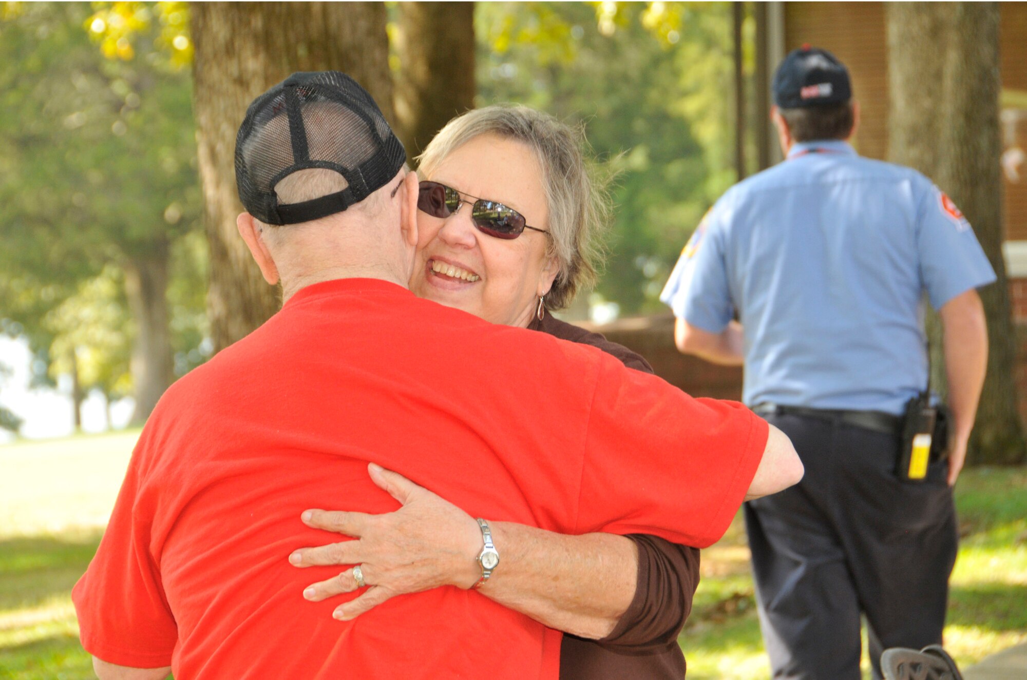 During the recent annual VA picnic hosted by AEDC, Glen Russell and his wife, Pat, share a hug. Glen Russell is an Air Force veteran and a resident of the Tenn. State Veterans Home in Murfreesboro. (Photo by Rick Goodfriend)