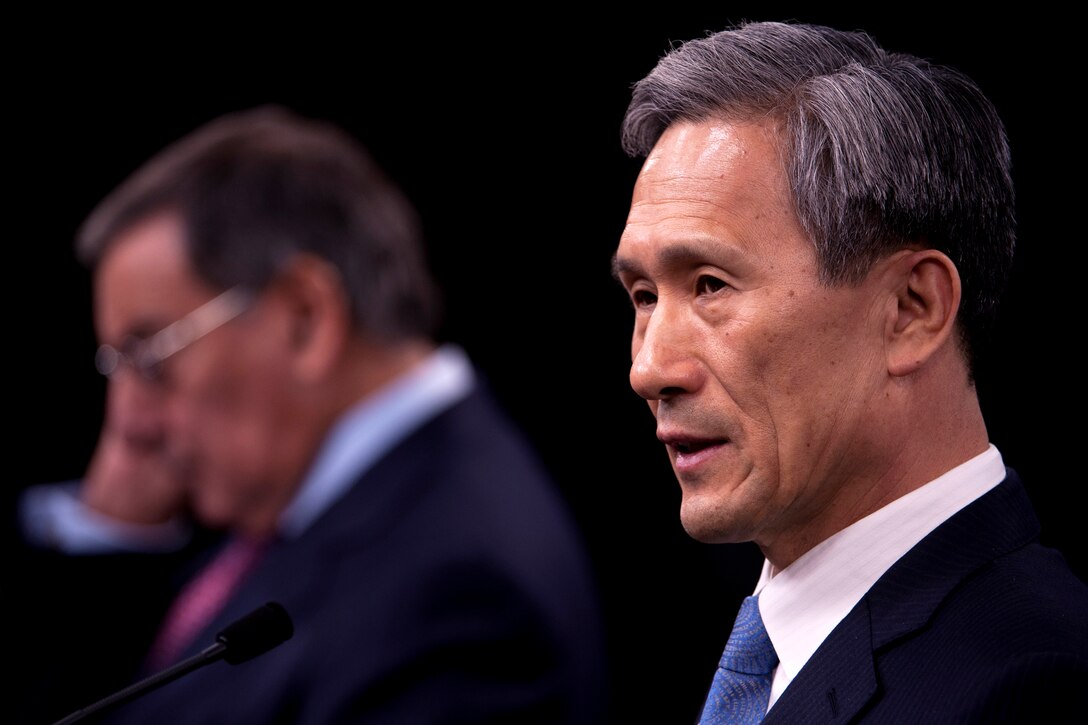 South Korean Defense Minister Kim Kwan-jin, right, and U.S. Defense Secretary Leon E. Panetta, left, brief the media at the Pentagon, Oct. 24, 2012.