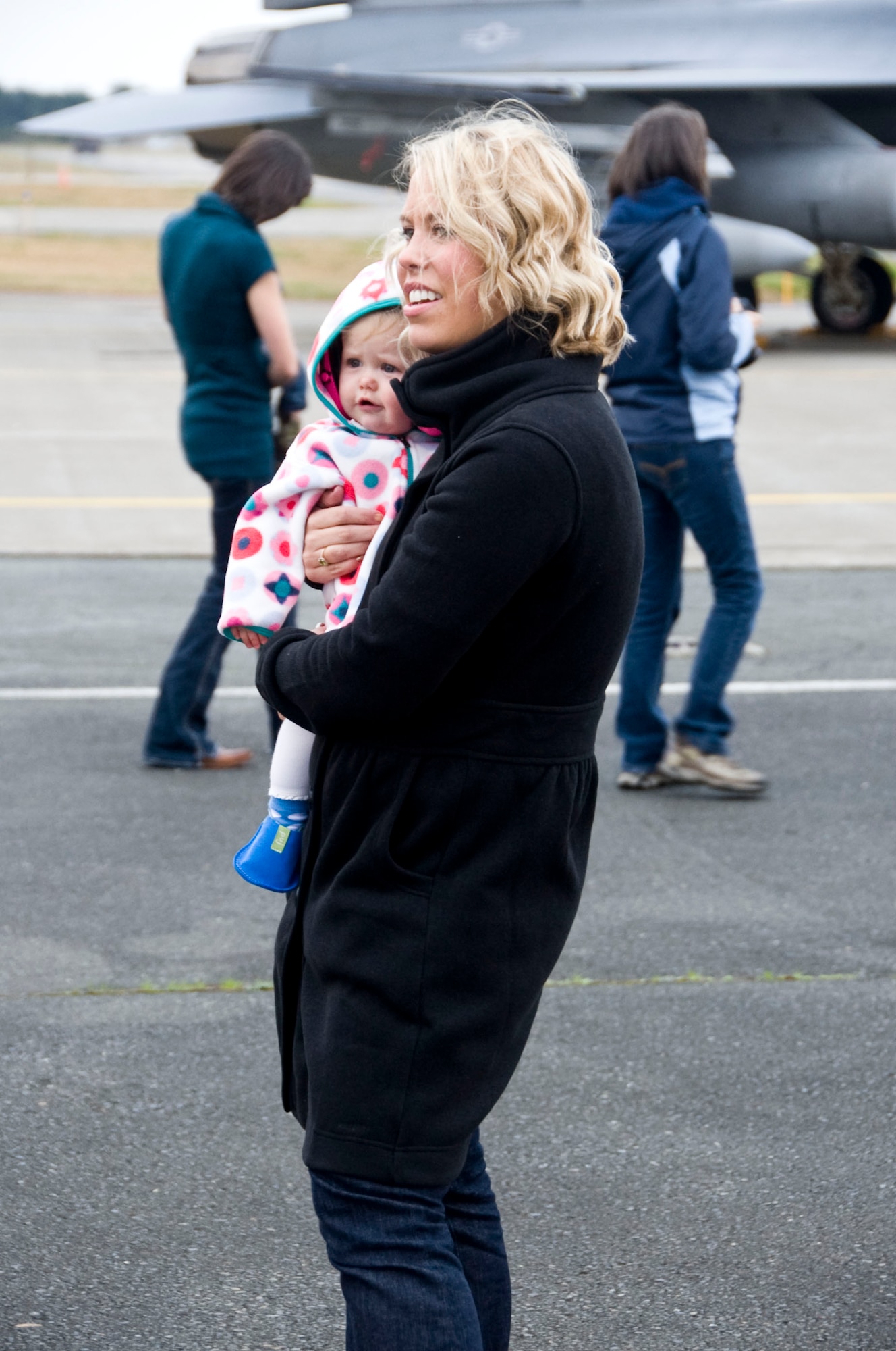 Joselyn O’Reilly holds her daughter and waits for her husband, Maj. Bill O’Reilly, 14th Fighter Squadron assistant director of operations, to get out of the F-16 Fighting Falcon aircraft at Misawa Air Base, Japan, Oct. 25, 2012. Misawa’s pilots, maintainers and additional support staff, along with several F-16 Fighting Falcon aircraft, were deployed to Afghanistan for the last three months. (U.S. Air Force photo by Airman 1st Class Kenna Jackson)