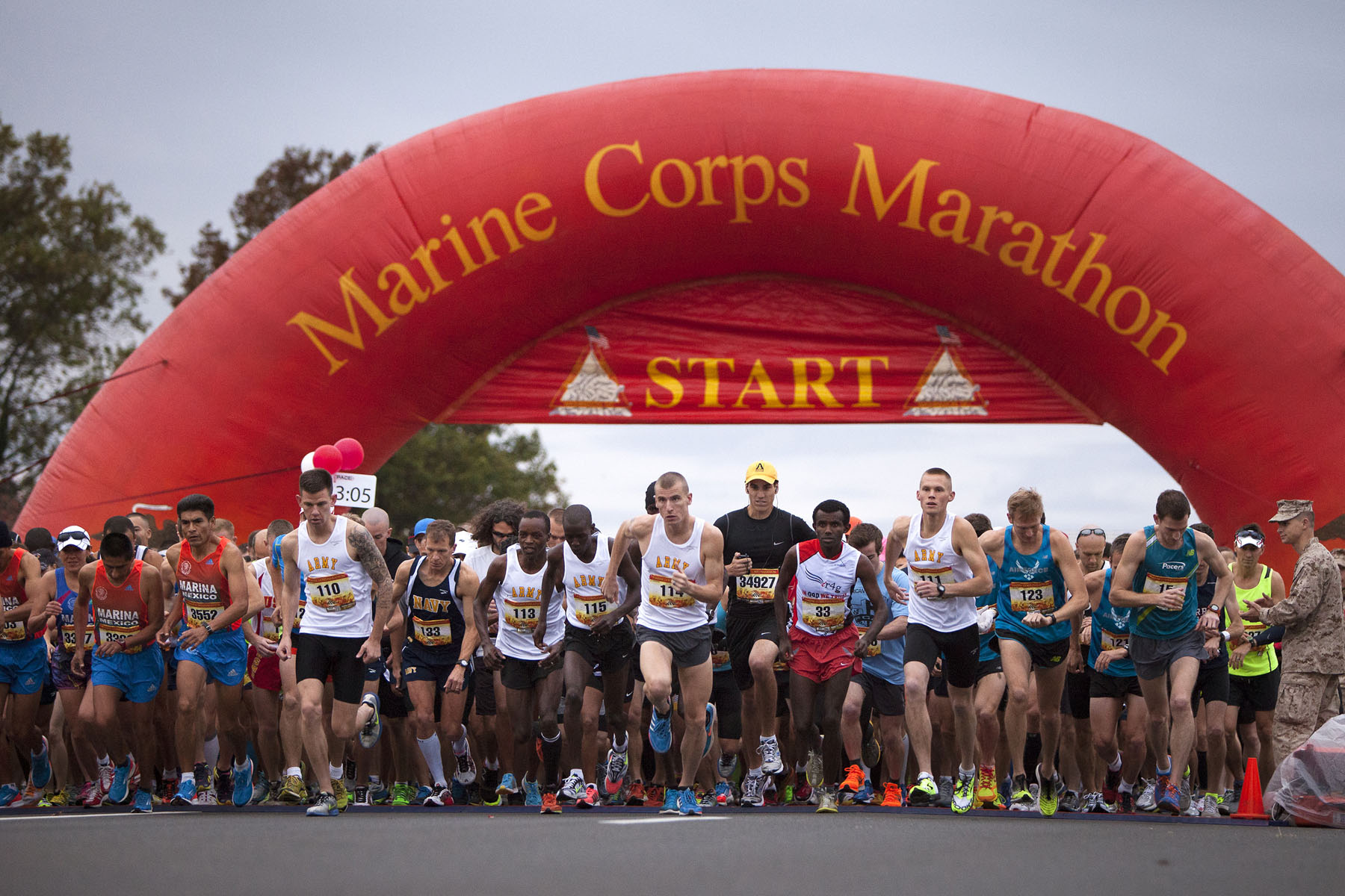 Runners begin the 37th Marine Corps Marathon in Arlington, Va., Oct. 28