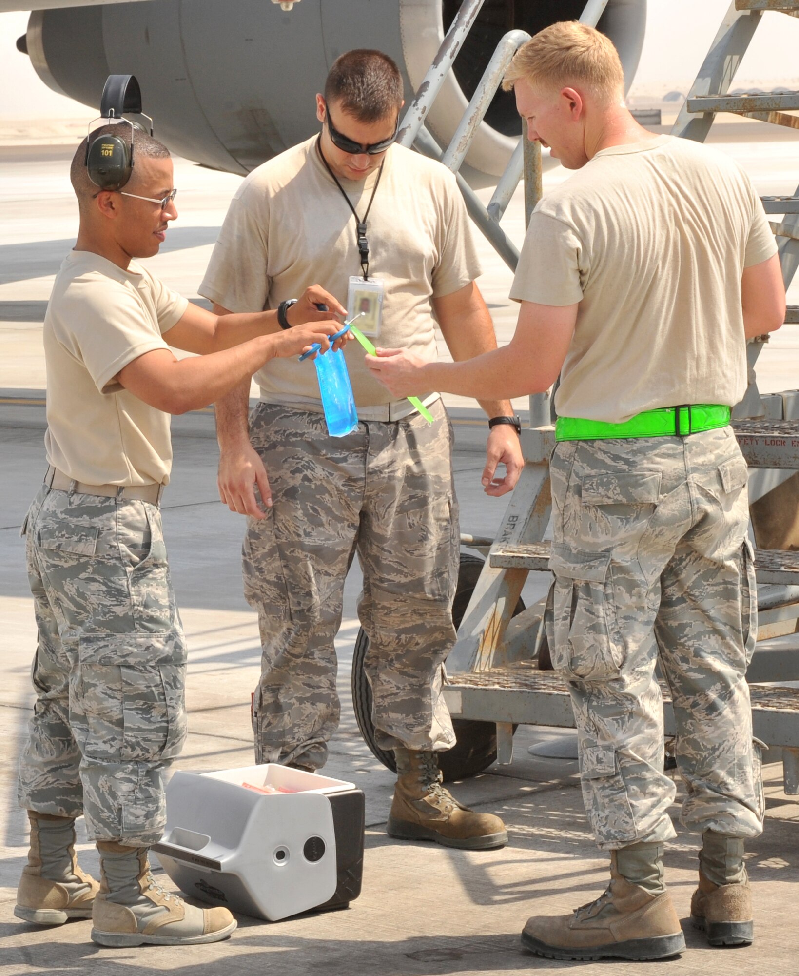 SOUTHWEST ASIA -- U.S. Air Force Staff Sgt. Larry Simon, 380th Expeditionary Medical Group Bioenvironmental Engineering technician, hands out popsicles to Airmen on the flightline here Aug. 23, 2012. The BEE section here recently began a popsicle visit initiative to educate Airmen on heat-related injuries. (U.S. Air Force photo/Senior Airman Jared Elliott)