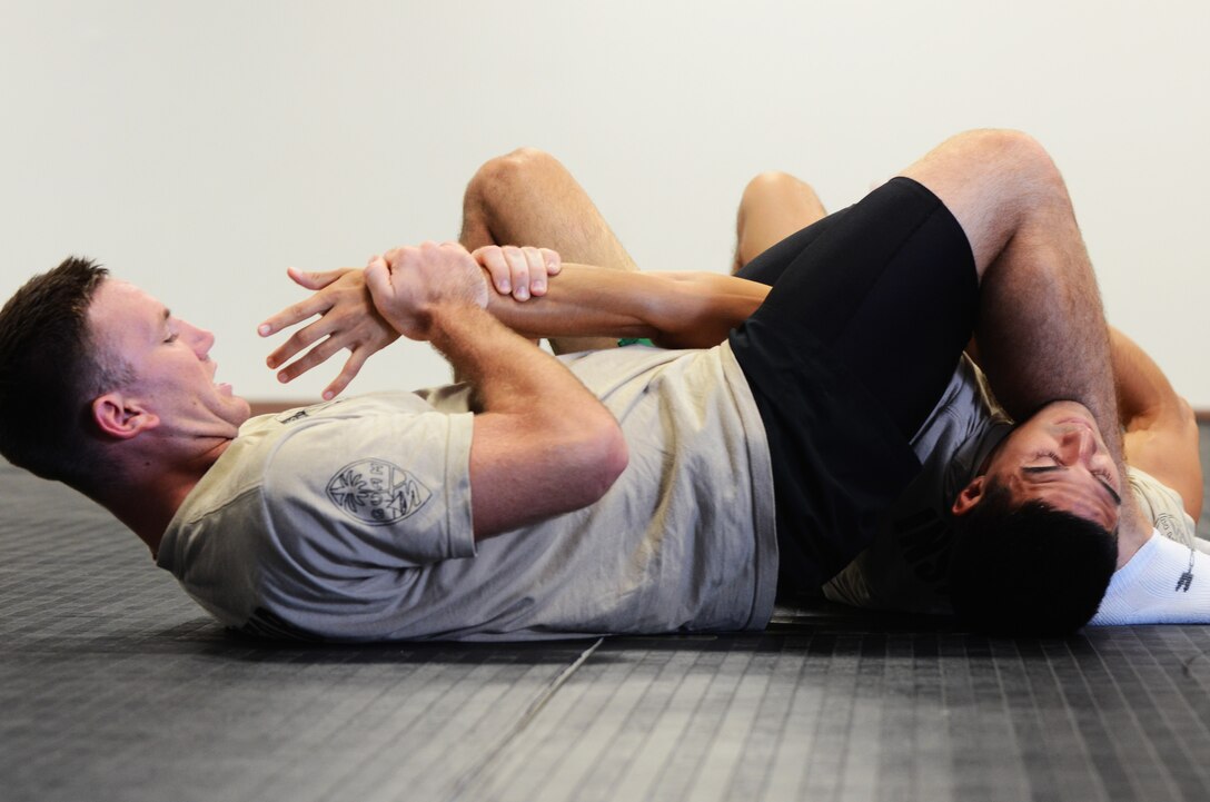FORT JUAN MUNA, Guam—Senior Airman Daniel Guy, 736th Security Forces Squadron combative instructor, demonstrates an arm bar to the class during an Air Force combative course, Aug. 30. Several techniques were taught during the class.
(U.S. Air Force photo by Senior Airman Benjamin Wiseman/Released)
