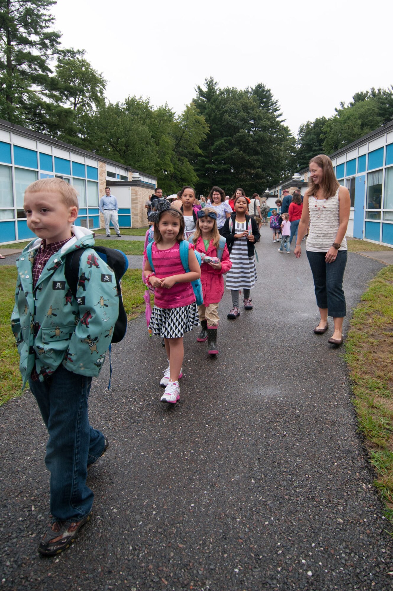 HANSCOM AIR FORCE BASE, Mass. – Parents look on as students brave the rainy weather and file into the Hanscom primary and middle schools on the first day of the school year Sept. 4. (U.S. Air Force photo by Rick Berry)
