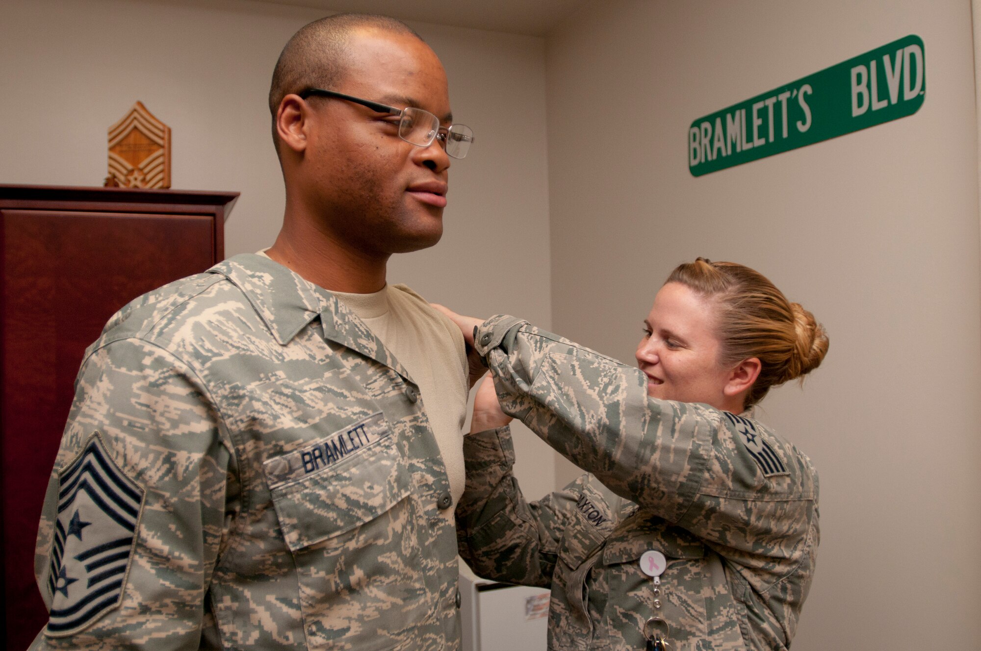 Staff Sgt. Lateesha Maris, 15th Medical Medical Operations Squadron Immunizations technician, gives a shot to Chief Master Sgt. Leslie Bramlett, 15th Wing command chief, Sept. 6 at Joint Base Pearl Harbor-Hickam, Hawaii. These early immunizations were precursors to a larger mass-immunization exercise, or SHOTEX, to be conducted Sept. 18-20. (U.S. Air Force photo by Tech. Sgt. Anthony Gomez)
