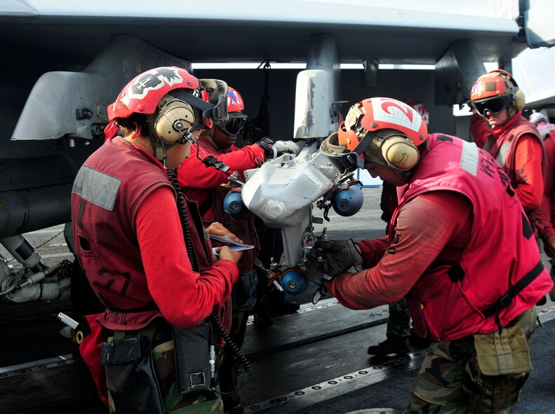 PACIFIC OCEAN (Sept. 12, 2012) Aviation ordnancemen
attached to the "Royal Maces" of Strike Fighter Squadron (VFA) 27 upload
training ordnance to a F/A-18E Super Hornet on the flight deck of the U.S.
Navy's forward-deployed aircraft carrier USS George Washington (CVN
73) in support of Valiant Shield 2012 (VS12).  VS12 is an integrated joint
training exercise that offers the opportunity to integrate Navy, Air Force
and Marine Corps assets in a blue-water environment. (U.S.
Navy photo by Mass Communication Specialist Seaman Apprentice Brian H.
Abel/Released)
