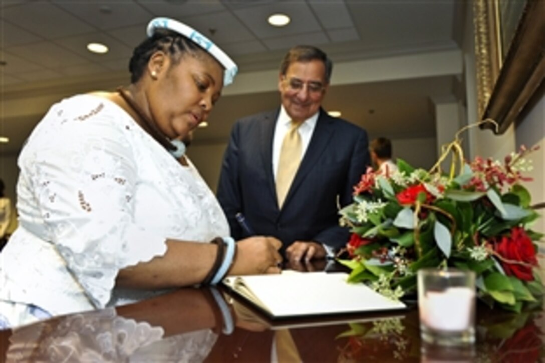 South African Defense Minister Nosiviwe Mapisa-Nqakula signs a guestbook upon arriving at the Pentagon for meetings with U.S. Defense Secretary Leon E. Panetta, Sept. 12, 2012. 
