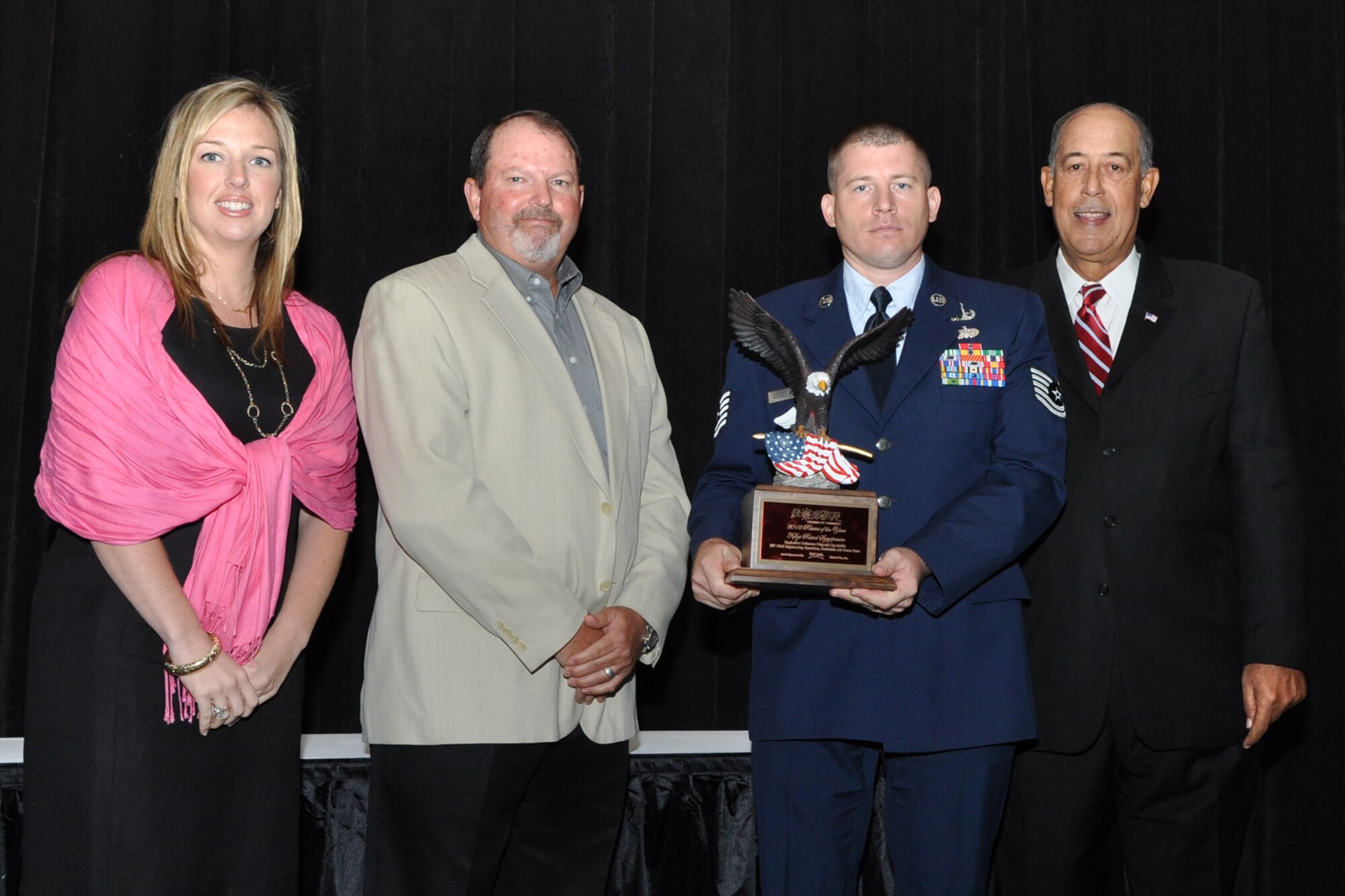 Kelly Guillbert, Steve Short, Tech. Sgt. Russel Szczepaniec, explosive ordnance disposal specialist, 307th Civil Engineer Squadron, Barksdale Air Force Base, La., and Retired U.S. Army Reserve Lt. Gen. Russel L. Honor’e pose for a photo after Szczepaniec won the “Military Reserves” category at the 2012 Patriot Awards Banquet in Bossier City, La., Sept. 11, 2012. Guillbert and Short represented Encana Oil & Gas, which was one of the award sponsors for the event. (U.S. Air Force photo by Master Sgt. Jeff Walston/Released)