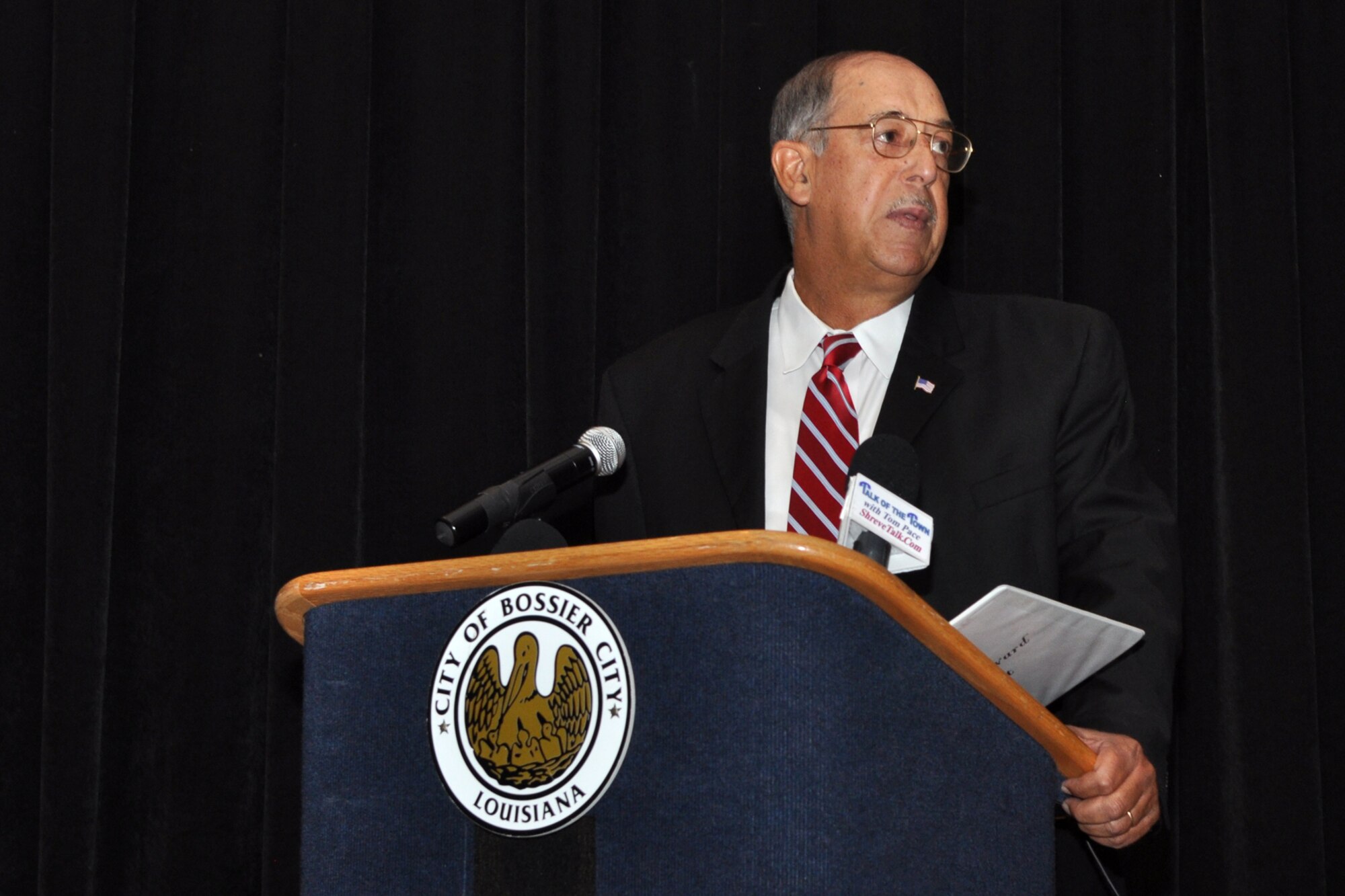 Keynote speaker Retired U.S. Army Reserve Lt. Gen. Russel L. Honor’e comments about his career during a slide presentation at the 2012 Patriot Awards Banquet in Bossier City, La., Sept. 11, 2012. Tech. Sgt. Russel Szczepaniec, an explosive ordnance disposal specialist assigned to the 307th Civil Engineer Squadron at Barksdale won the “Military Reserves” category at the banquet.  (U.S. Air Force photo by Master Sgt. Jeff Walston/Released)