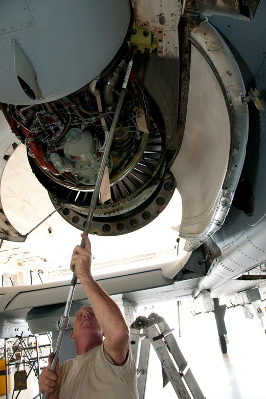 Airmen Work Together in A10 Engine Install > Air National Guard