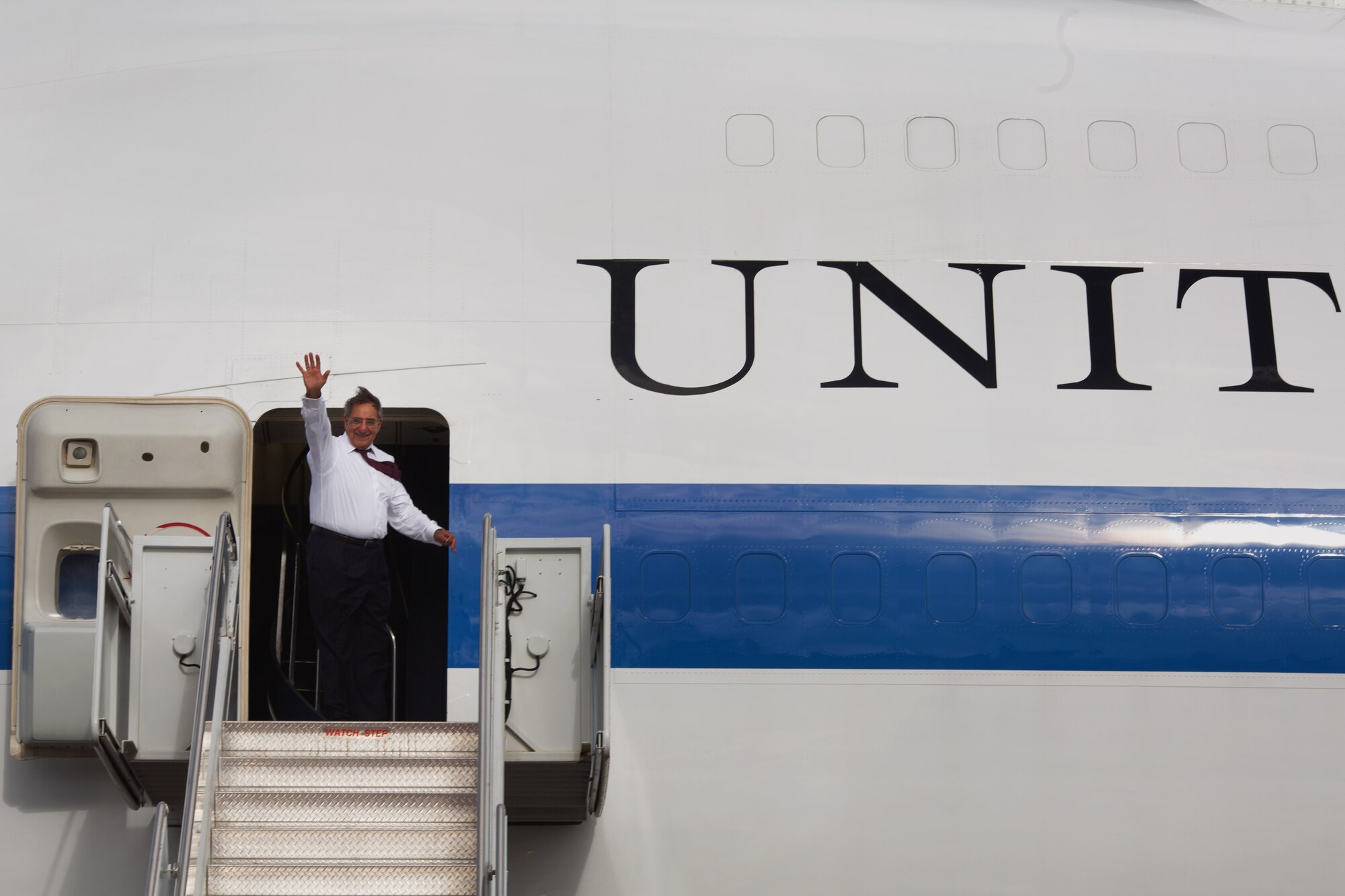 YOKOTA AIR BASE, Japan – Secretary of Defense Leon E. Panetta waves good-bye as he boards a U.S. Air Force E4-B at Yokota Air Base, Japan, Sept. 17, 2012. Panetta is slated to travel to China and New Zealand following his visit to Japan. (U.S. Air Force photo by Osakabe Yasuo)
