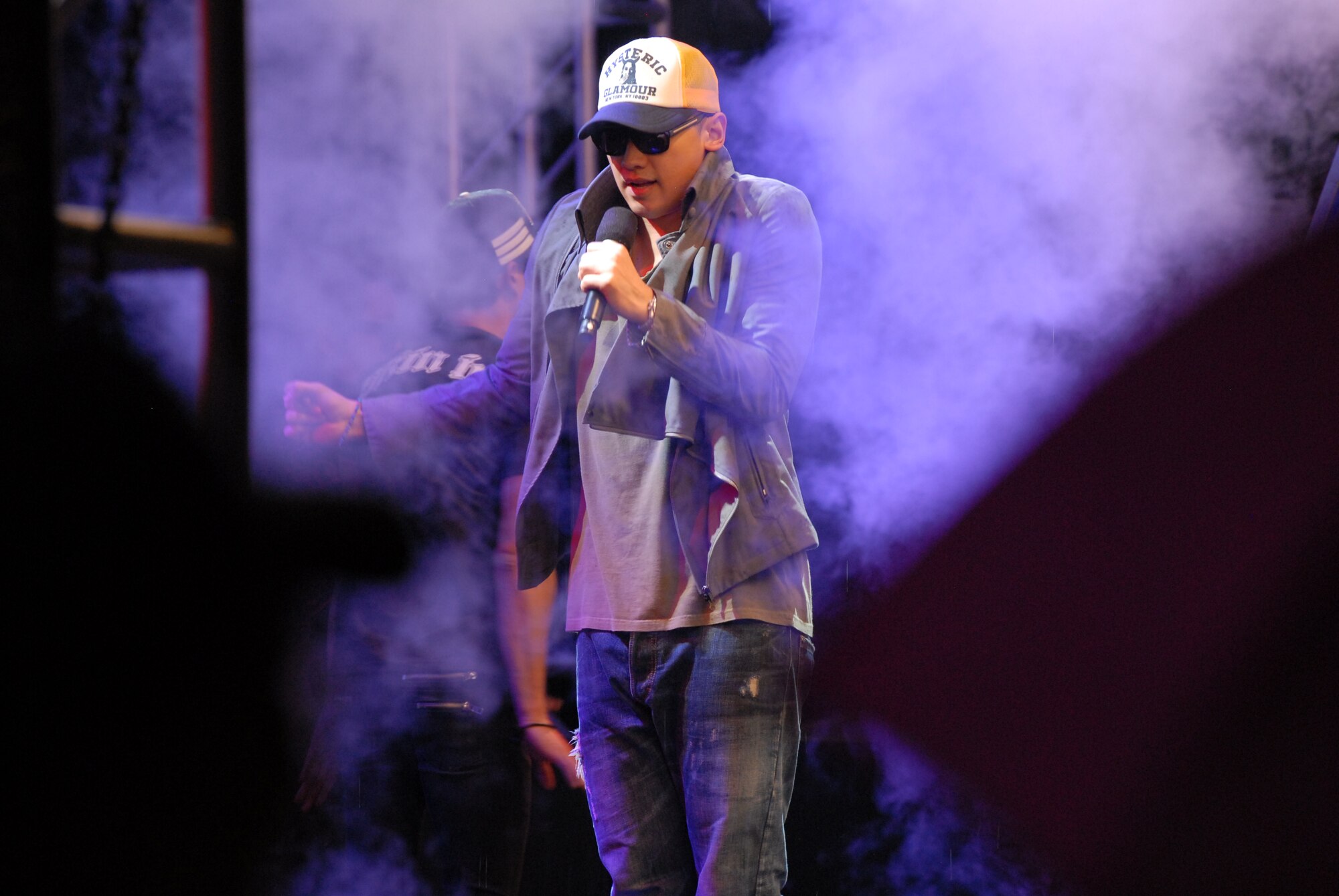 Jihoon Jeong, a South Korean actor and singer also known as Rain, performs for Republic of Korea Air Force, United States Air Force and civilian personnel on Kunsan Air Base, Rok., Sept. 13, 2012. Rain played the assassin in the Hollywood movie, Ninja Assassin and was also named Time Magazines’ 2011 Most Influential Peoples. (U.S. Air Force photo/ Staff Sgt. Tong Duong)