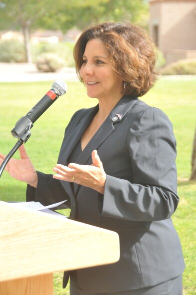 KIRTLAND AFB, N.M. -- Patricia Knighten, daughter of retired Lt. Gen. Leo Marquez, speaks on behalf of the family during a ceremony here Sept. 17 renaming Bicentennial Park as “Marquez Park.” Marquez died Dec. 30 at age 79. (Photo by Todd Berenger)