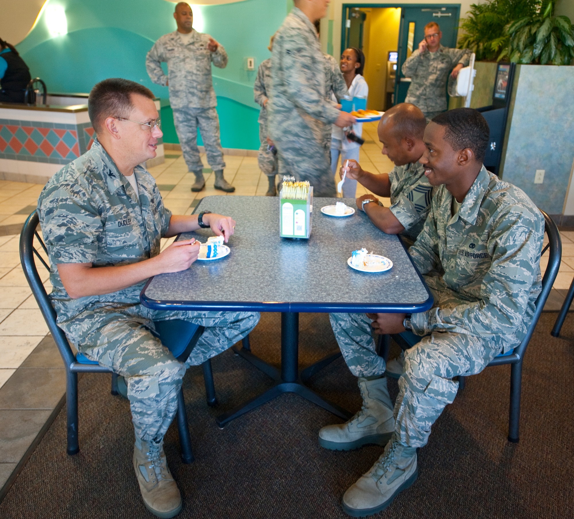 U.S. Air Force Col. Douglas Dudley, commander of 1st Special Operations Mission Support Group, left, and Airman Kemar A. Graham, an armament journeyman of 1st Special Operations Equipment Maintenance Squadron, right, eat cake during the U.S. Air Force’s 65th birthday celebration at the Riptide Dining Facility at Hurlburt Field, Fla., Sept. 18, 2012. The cake was available for anyone to sample at the Riptide. (U.S. Air Force Photo/ Airman First Class Nigel Sandridge)