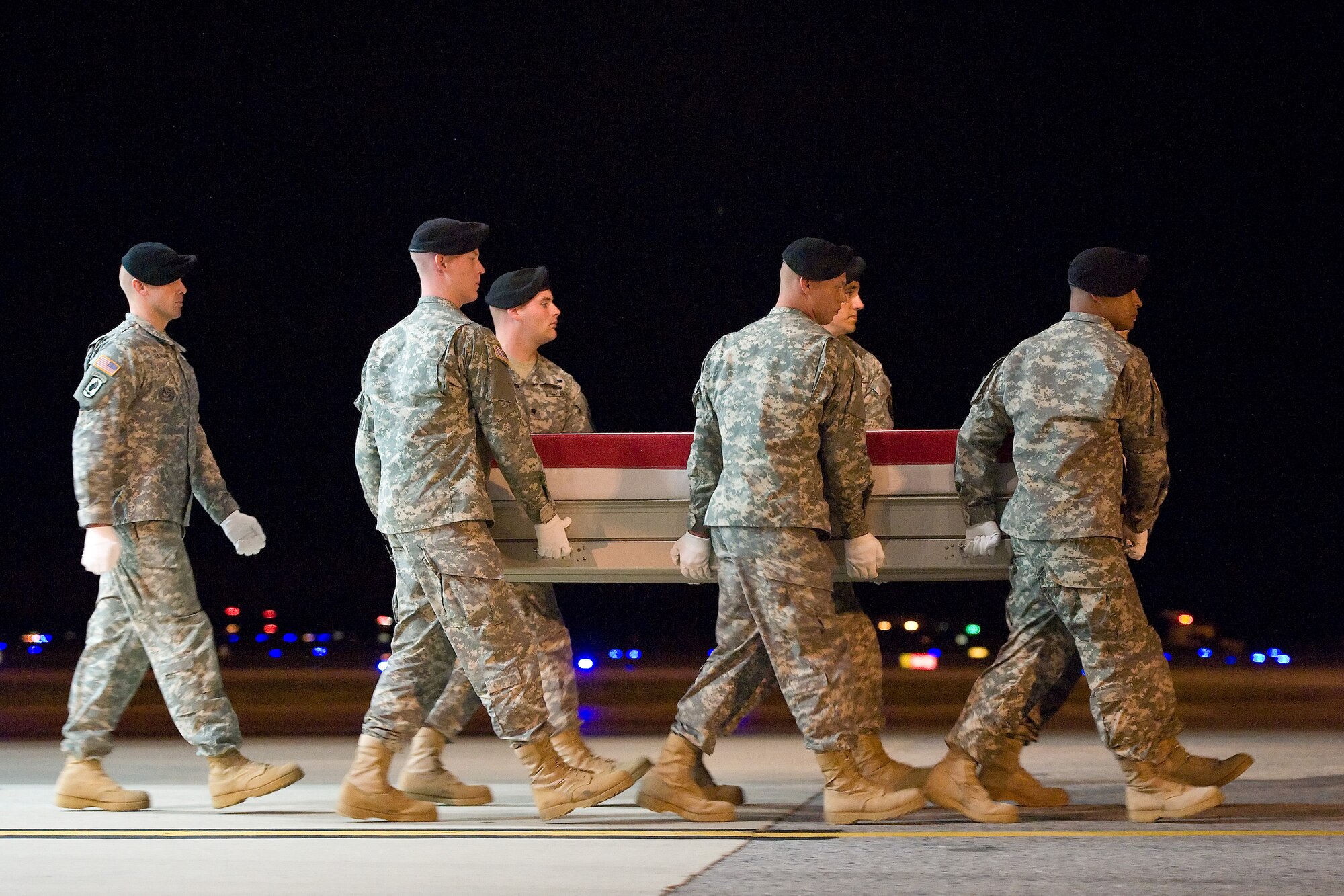A U.S. Army carry team transfers the remains of Army Pfc. Jon R. Townsend, of Claremore, Okla., at Dover Air Force Base, Del., Sept. 19, 2012. Townsend was assigned to 1st Battalion, 23rd Infantry Regiment, 3rd Stryker Brigade Combat Team, 2nd Infantry Division, Joint Base Lewis-McChord, Wash. (U.S. Air Force photo/Roland Balik)
