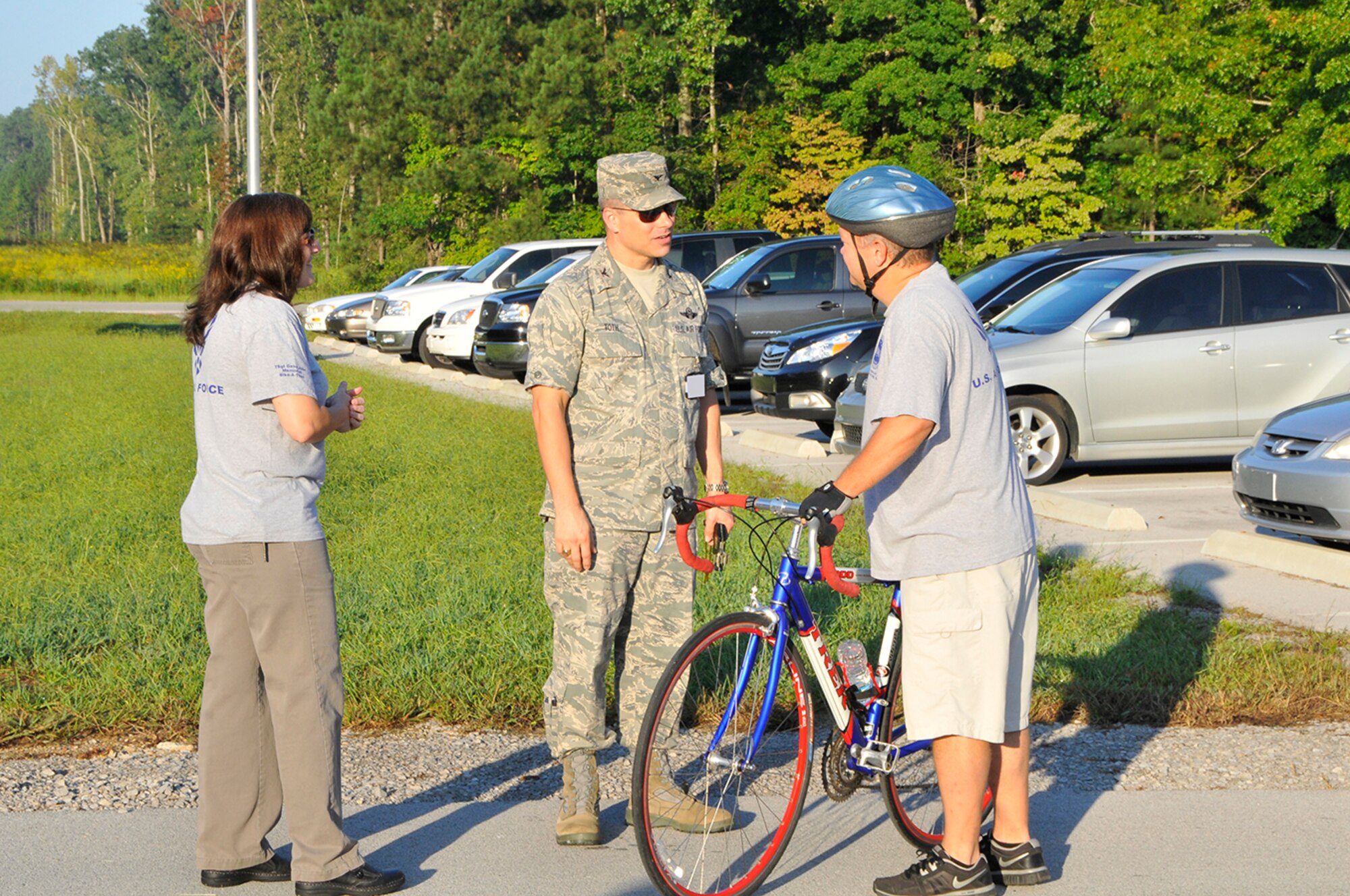 From left, AEDC’s Donna Paredez, one of the founders of “The Tech Sgt. Gene Jobe Memorial Bike-A-Thon,” listens as AEDC Commander Col. Raymond G. Toth and Maj. Paul Gunn, a former AEDC chaplain who is a chaplain recruiter for the Air Force Reserve Command, talk about Jobe and the importance of honoring Airman everywhere. (Photo by Jacqueline Cowan)