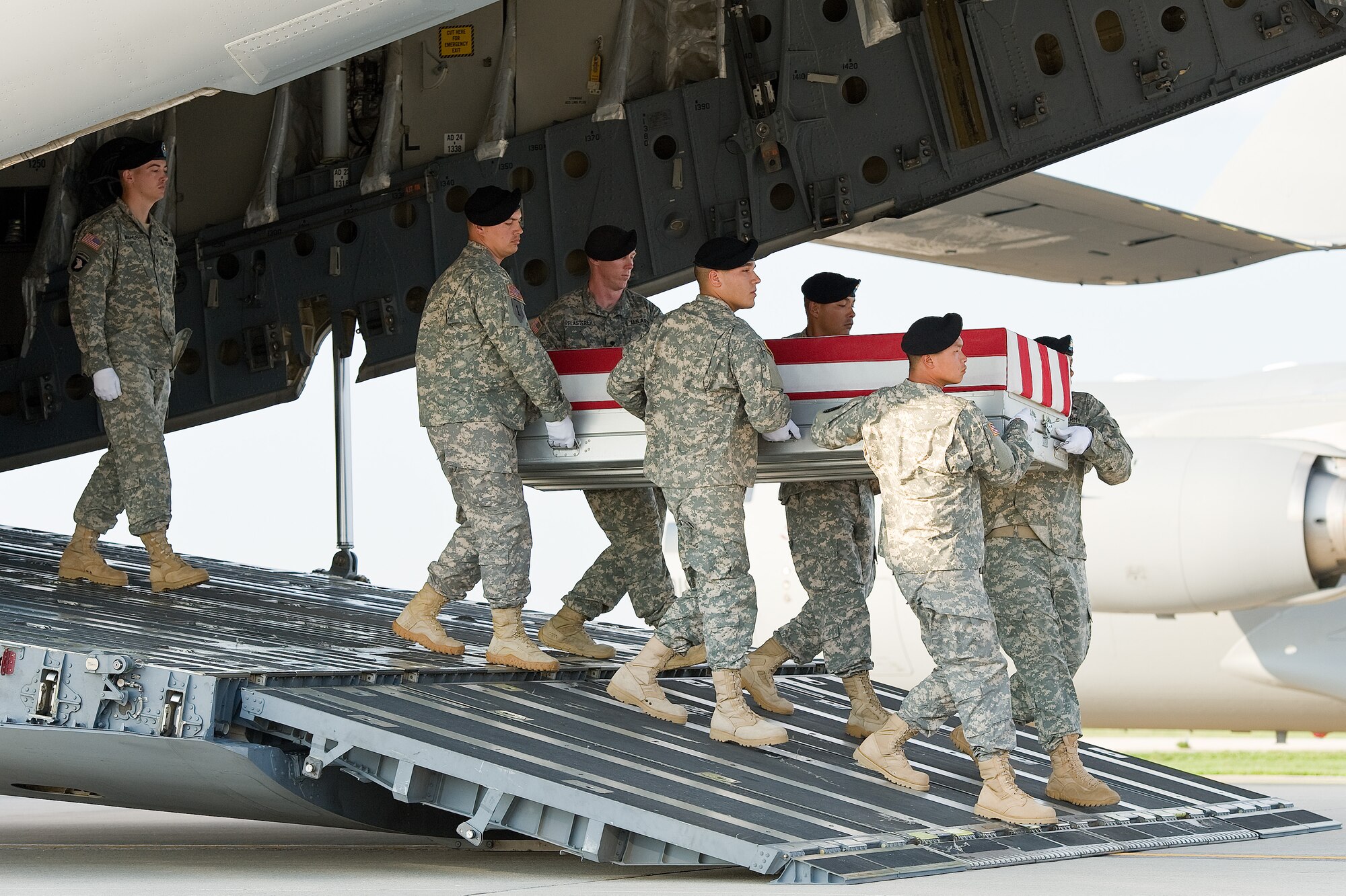 A U.S. Army carry team transfers the remains of Army Sgt. Jason M. Swindle, of Cabot, Ark., at Dover Air Force Base, Del., Sept. 22, 2012. Swindle was assigned to the 1st Battalion, 64th Armor Regiment, 2nd Heavy Brigade Combat Team, 3rd Infantry Division, Fort Stewart, Ga. (U.S. Air Force photo/Roland Balik)
