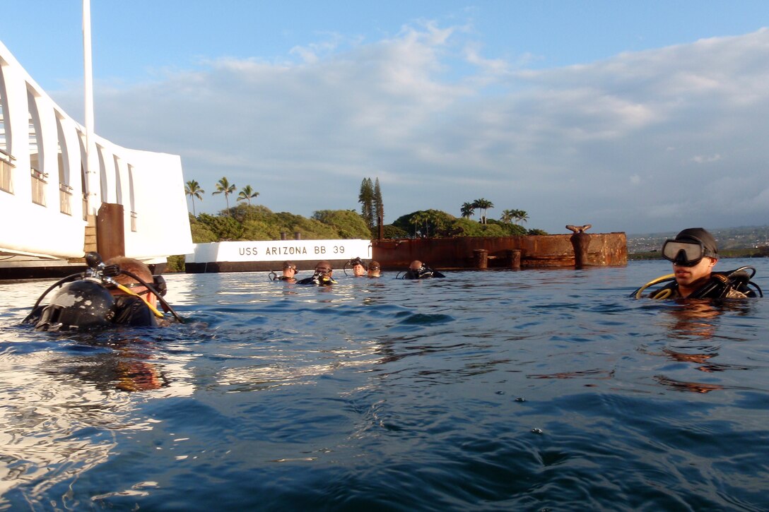 Marines with Reconnaissance Platoon, Battalion Landing Team 3/5, 15th Marine Expeditionary Unit, and Force Reconnaissance Platoon, 15th MEU, arrive at the USS Arizona Memorial before diving to see the sunken vessel, Sept. 19. The swift, silent and deadly divers used the time to sharpen their skills and qualify for some of the unique missions the Marines could be called upon to conduct during the deployment. They viewed USS Arizona Memorial from a unique vantage point of the and simultaneously earned an open-circuit dive qualification. An open-circuit dive is similar to recreational diving since the Marines use oxygen tanks.