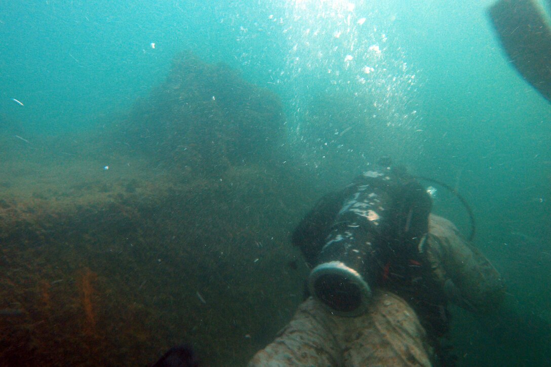Marines with Reconnaissance Platoon, Battalion Landing Team 3/5, 15th Marine Expeditionary Unit, and Force Reconnaissance Platoon, 15th MEU, arrive at the USS Arizona Memorial before diving to see the sunken vessel, Sept. 19. The swift, silent and deadly divers used the time to sharpen their skills and qualify for some of the unique missions the Marines could be called upon to conduct during the deployment. They viewed USS Arizona Memorial from a unique vantage point of the and simultaneously earned an open-circuit dive qualification. An open-circuit dive is similar to recreational diving since the Marines use oxygen tanks.