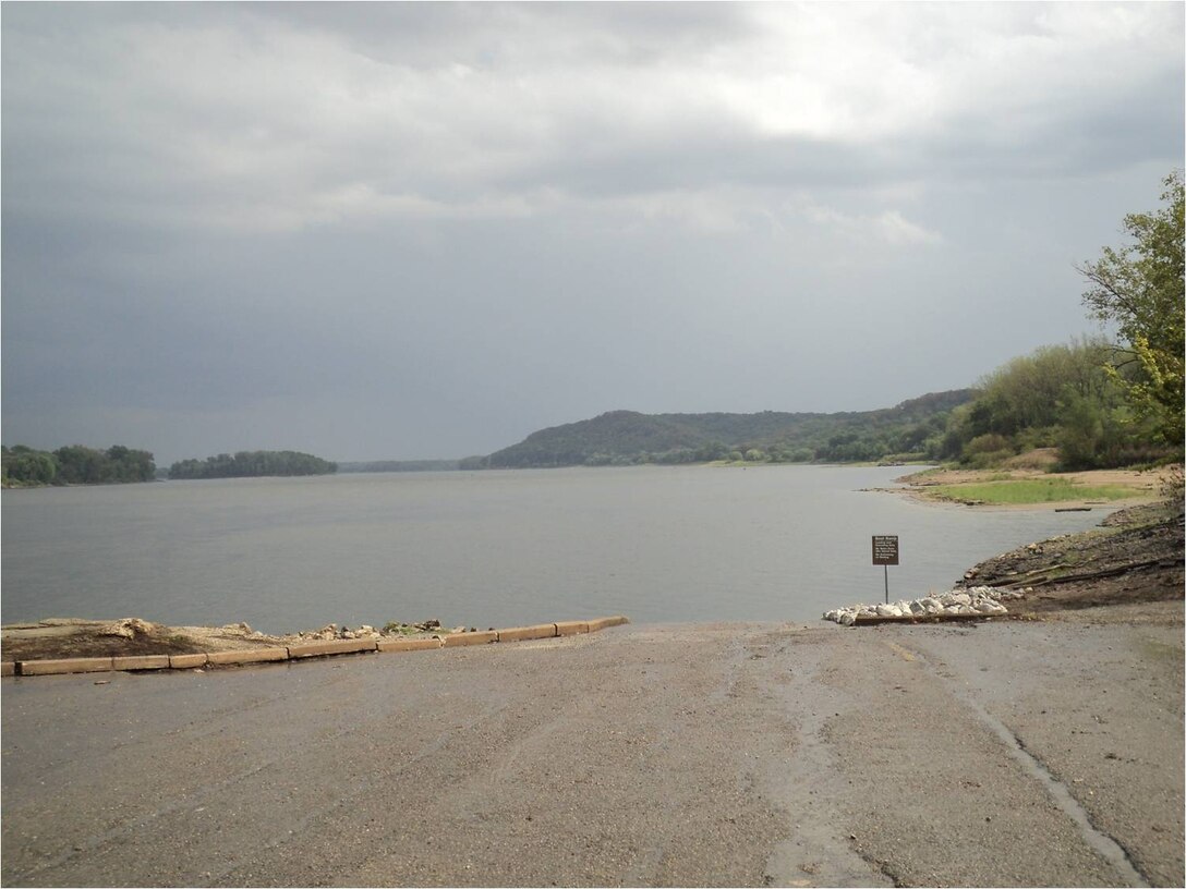 Lock and Dam 22 on the Mississippi River near Saverton, MO offers river access to pool 22.