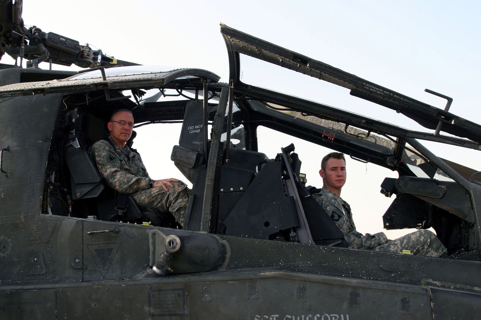 Apache pilots save critically-wounded Soldier with unorthodox ...