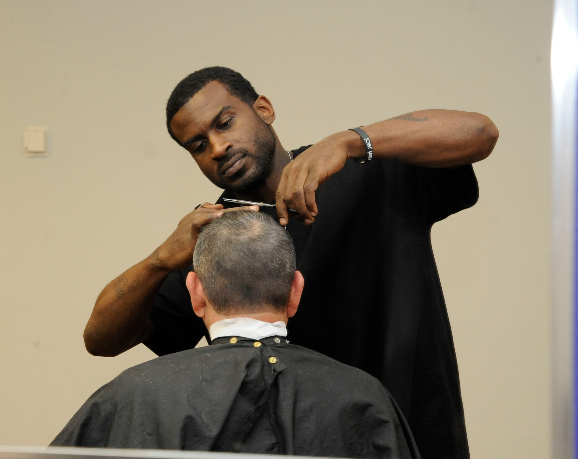 Haynes Delvin trims the hair of a customer at the Stripes Club barber shop on Barksdale Air Force Base, La., April 3, 2013. The barber shop opened April 1 to more easily cater to Team Barksdale's needs of dress and appearance. The Stripes Club's barber shop's hours of operation are from 8 a.m. to 4 p.m. Monday through Friday. (U.S. Air Force photo/Airman 1st Class Andrew Moua)