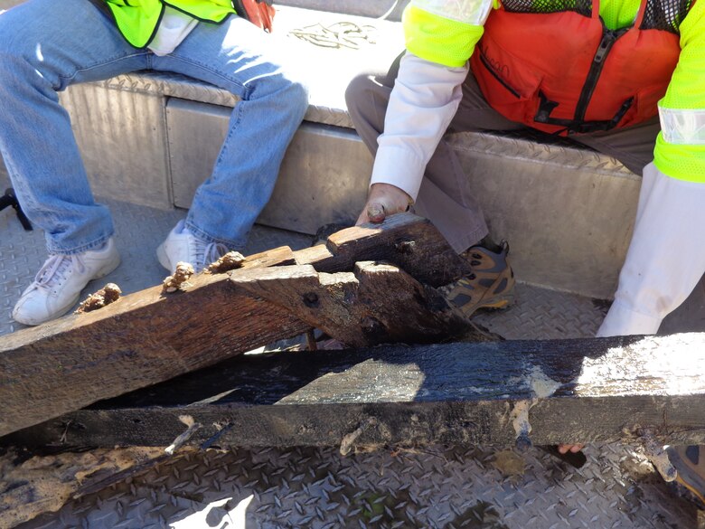 As excavation exposed materials from the sunken ship, timbers showing joining techniques helped archaeologists identify that
they had found a steamboat.