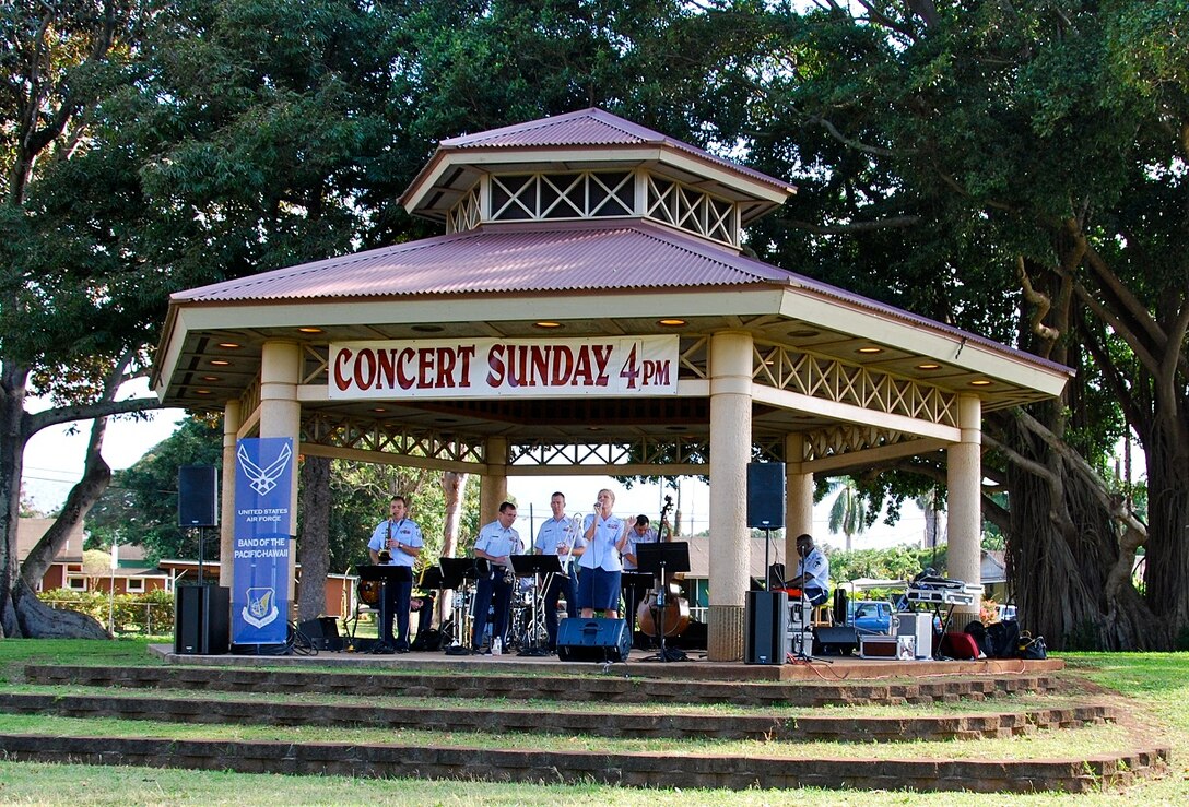 7 April 2013: MSgt Lara Murdzia makes her "Papana" debut during the Bandstand Concerts series!