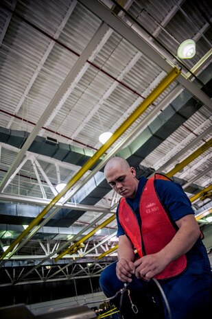 Petty Officer 2nd Class Sonny Gibson, Navy Munitions Command Unit Charleston machinist’s mate, prepares MK16 tail sections for installation onto a MK62 QUICKSTRIKE mine during a bi-annual Mine Readiness Certification April 1, 2013, at Joint Base Charleston – Weapons Station, S.C. (U.S. Air Force photo / Airman 1st Class Tom Brading