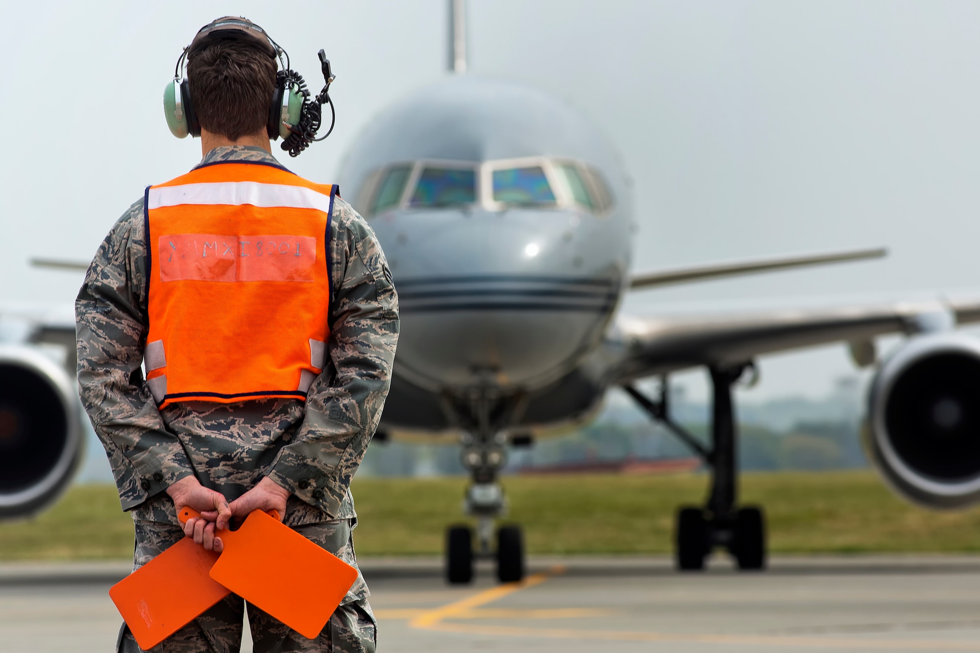 YOKOTA AIR BASE, Japan -- U.S. Air Force Senior Airman Richard Perez, 374th Maintenance Squadron Transient Alert technician, stands by to marshal a Royal New Zealand Air Force Boeing 757 at Yokota Air Base, Japan, April 17, 2013. (U.S. Air Force photo/Osakabe Yasuo)