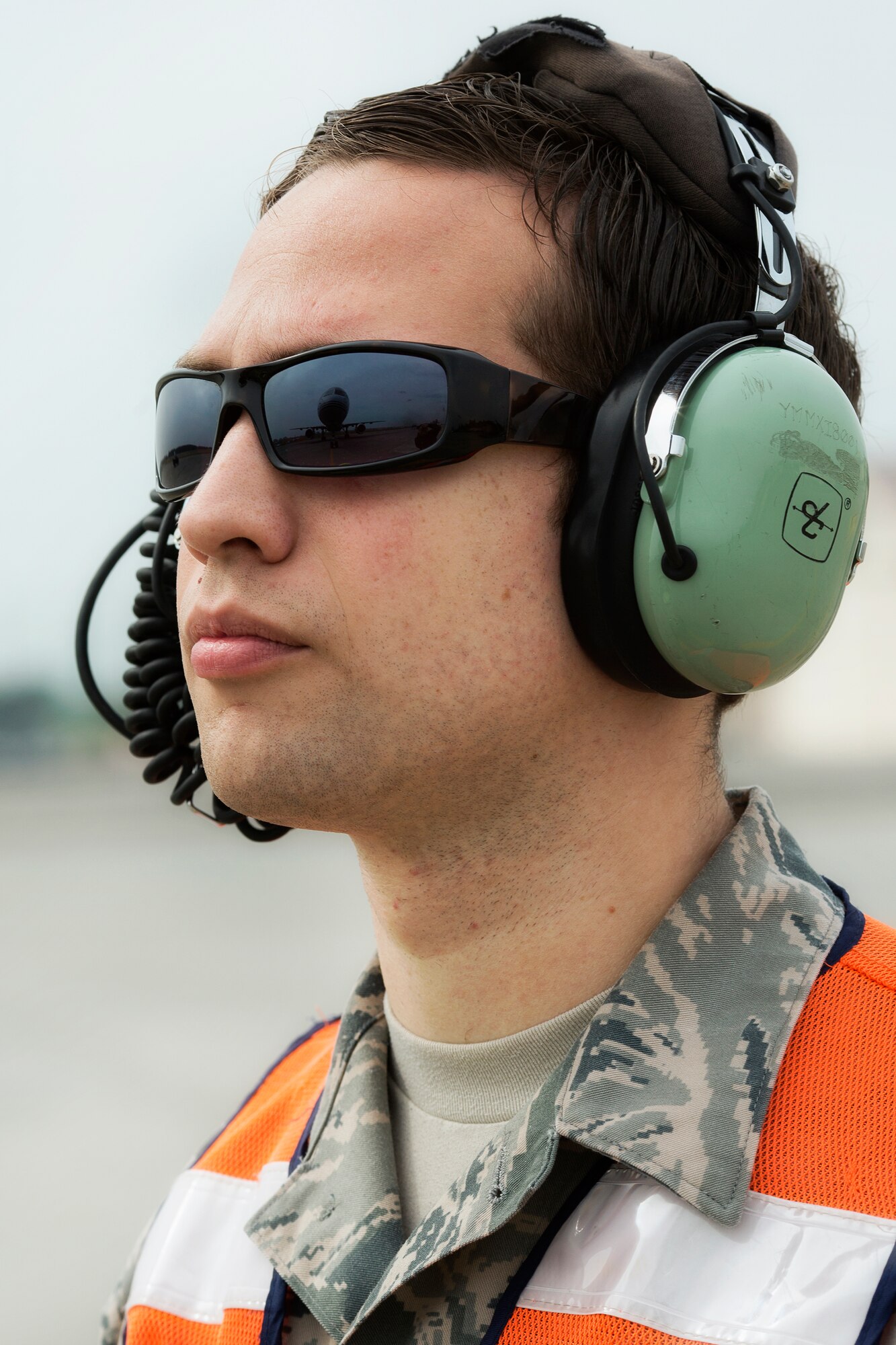YOKOTA AIR BASE, Japan -- U.S. Air Force Senior Airman Richard Perez, 374th Maintenance Squadron Transient Alert technician, performs visual conformation with the pilot of a Royal New Zealand Air Force Boeing 757 before the aircraft departs Yokota Air Base, Japan, April 17, 2013. (U.S. Air Force photo by Osakabe Yasuo)
