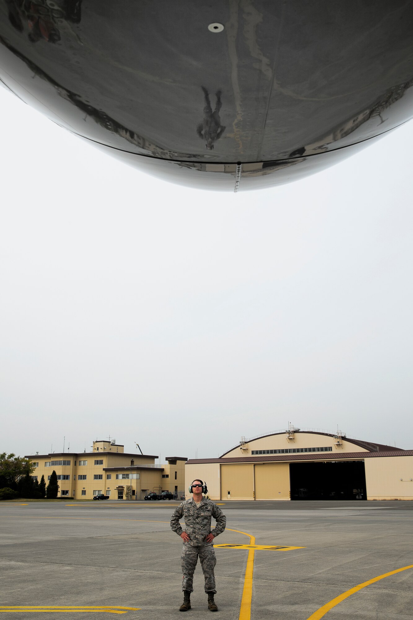 YOKTOA AIR BASE, Japan -- U.S. Air Force Tech. Sgt. John Lyon, 374th Maintenance Squadron Transient Alert maintenance section chief, performs visual conformation with the pilot of a Royal New Zealand Air Force Boeing 757 before the aircraft departs Yokota Air Base, Japan, April 17, 2013. (U.S. Air Force photo by Osakabe Yasuo)