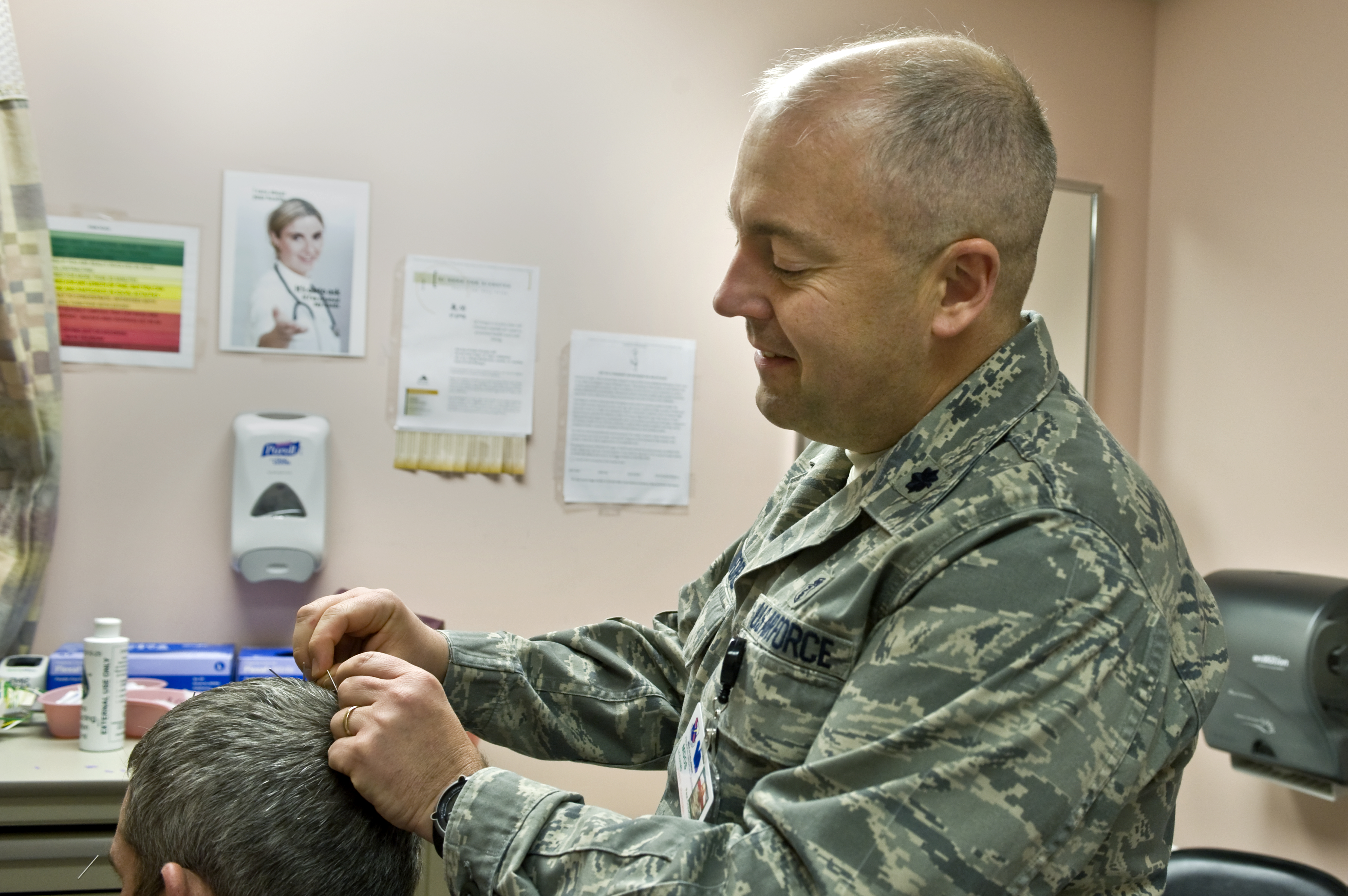 Western, Eastern medicines meet in acupuncture clinic > Air Force