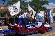 A float created by the Senior Enlisted Council of North American Aerospace Defense Command and U.S. Northern Command was awarded the Gen. William Palmer Trophy in the Pikes Peak or Bust Rodeo Parade July 7, 2007, in Colorado Springs, Colo. Since World War II, the Pikes Peak or Bust Rodeo organizers have donated a significant portion of the rodeo proceeds to military installation personnel and family support programs and military-related organizations in the Colorado Springs area. Photo by Sgt. 1st Class Gail Braymen 