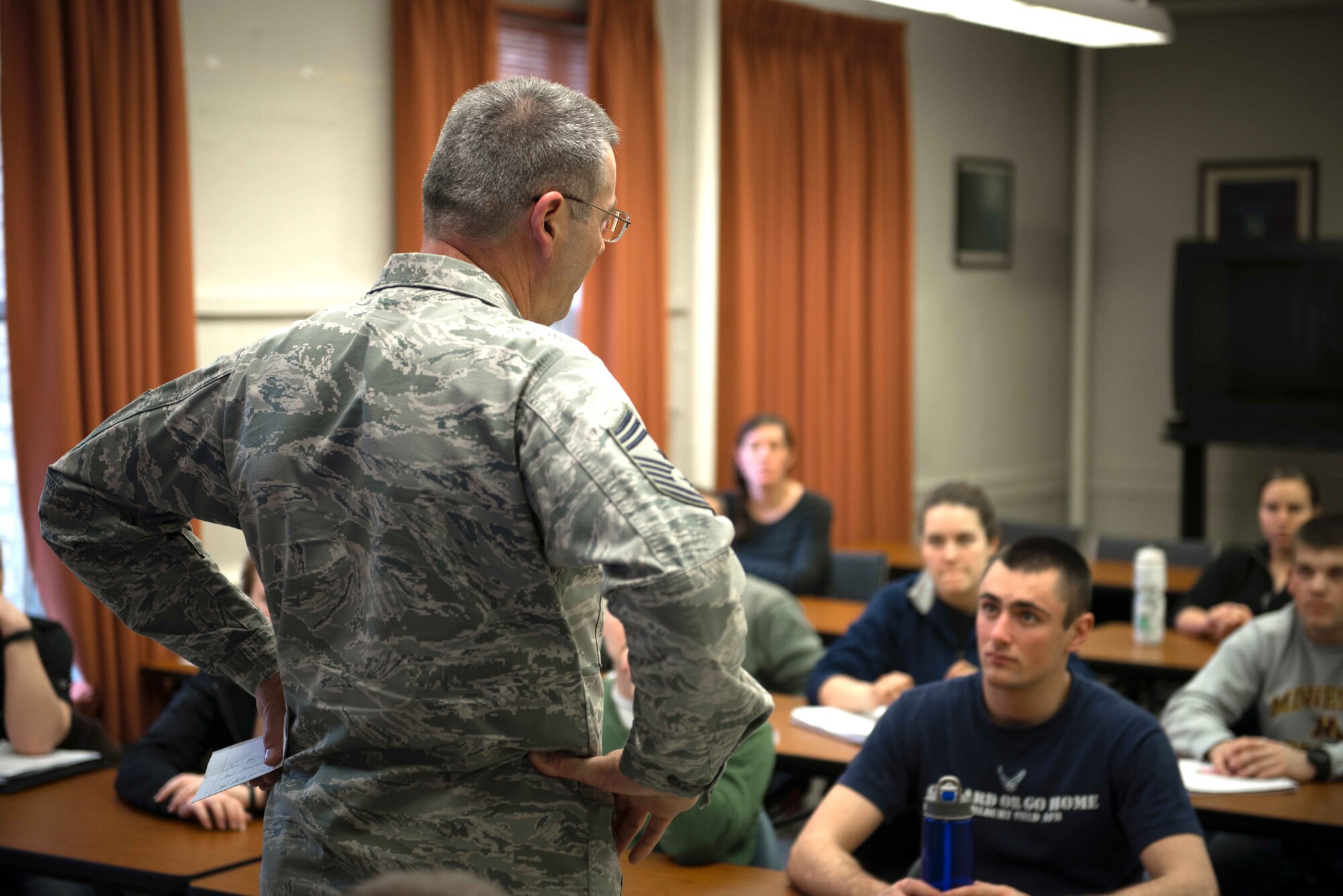 Chief Master Sgt. Mark Koenig, 934th Airlift Wing Command Chief, talks with senior Air Force ROTC cadets April 22 from Detachment 415 at the University of Minnesota. (Air Force Photo/Keith Langsdorf)