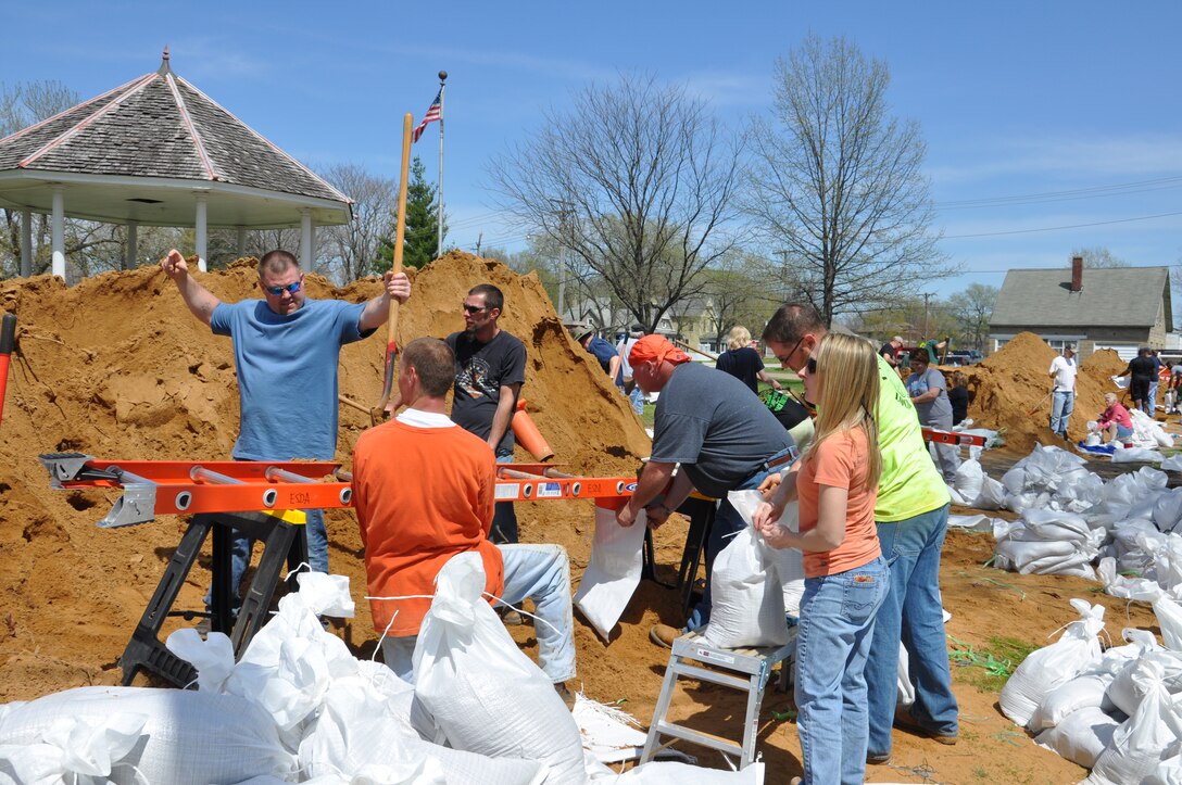 Local residents of Meredosia, Illinois help fill sandbags to shore up the levee during flood fighting efforts. (Photo by MVD Public Affairs)