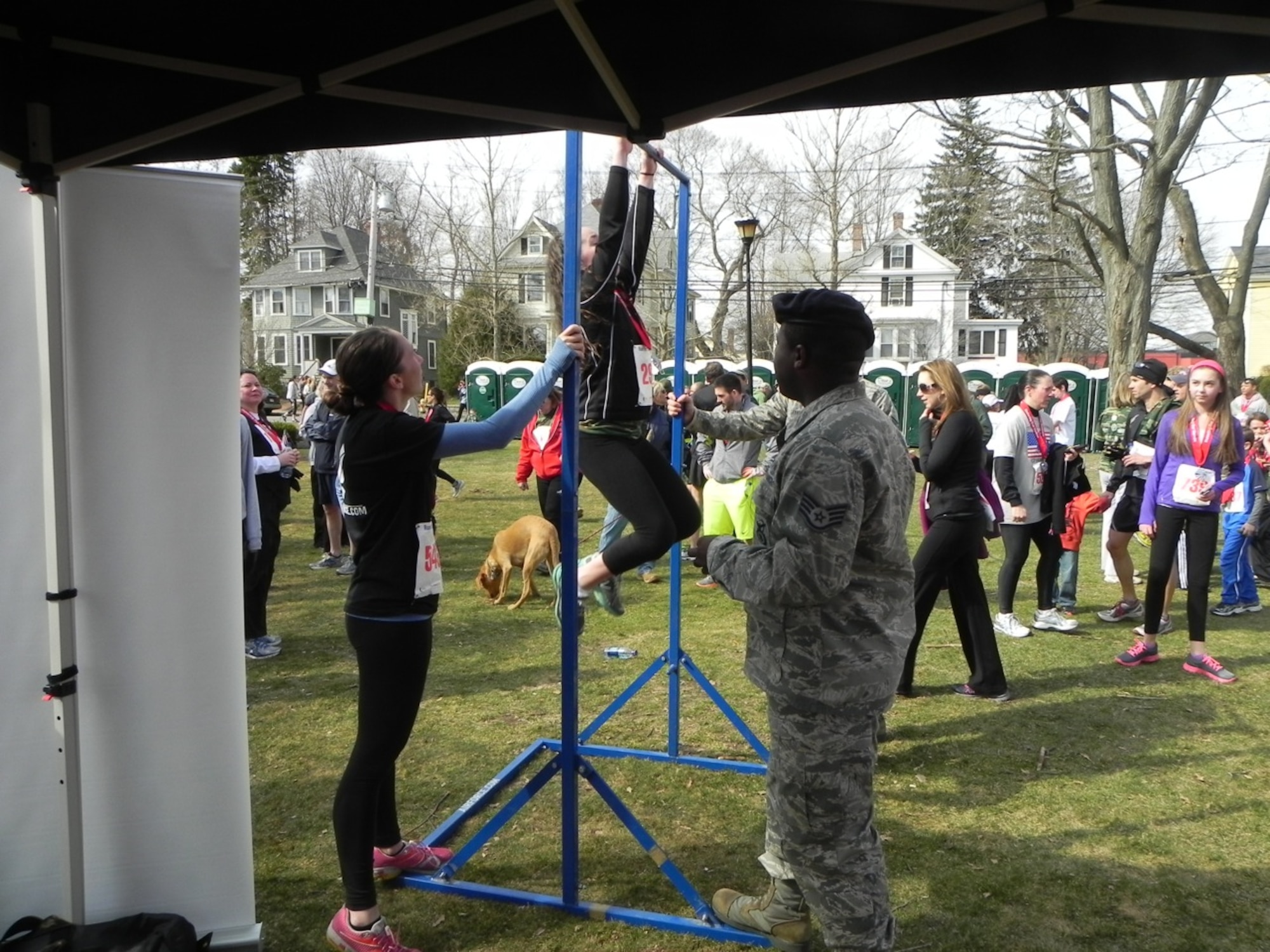 Master Sgt. Melissa Davidson and Staff Sgt. Michael Davis of the 319th Recruiting Squadron conduct a pull-up challenge at the 3rd Annual “Run for the Troops,” a 5k race to benefit “Homes for Our Troops” April 7 in Andover, Mass. More than 2,000 participants completed this race. (U.S. Air Force photo/Tech. Sgt. Christopher Lanning)