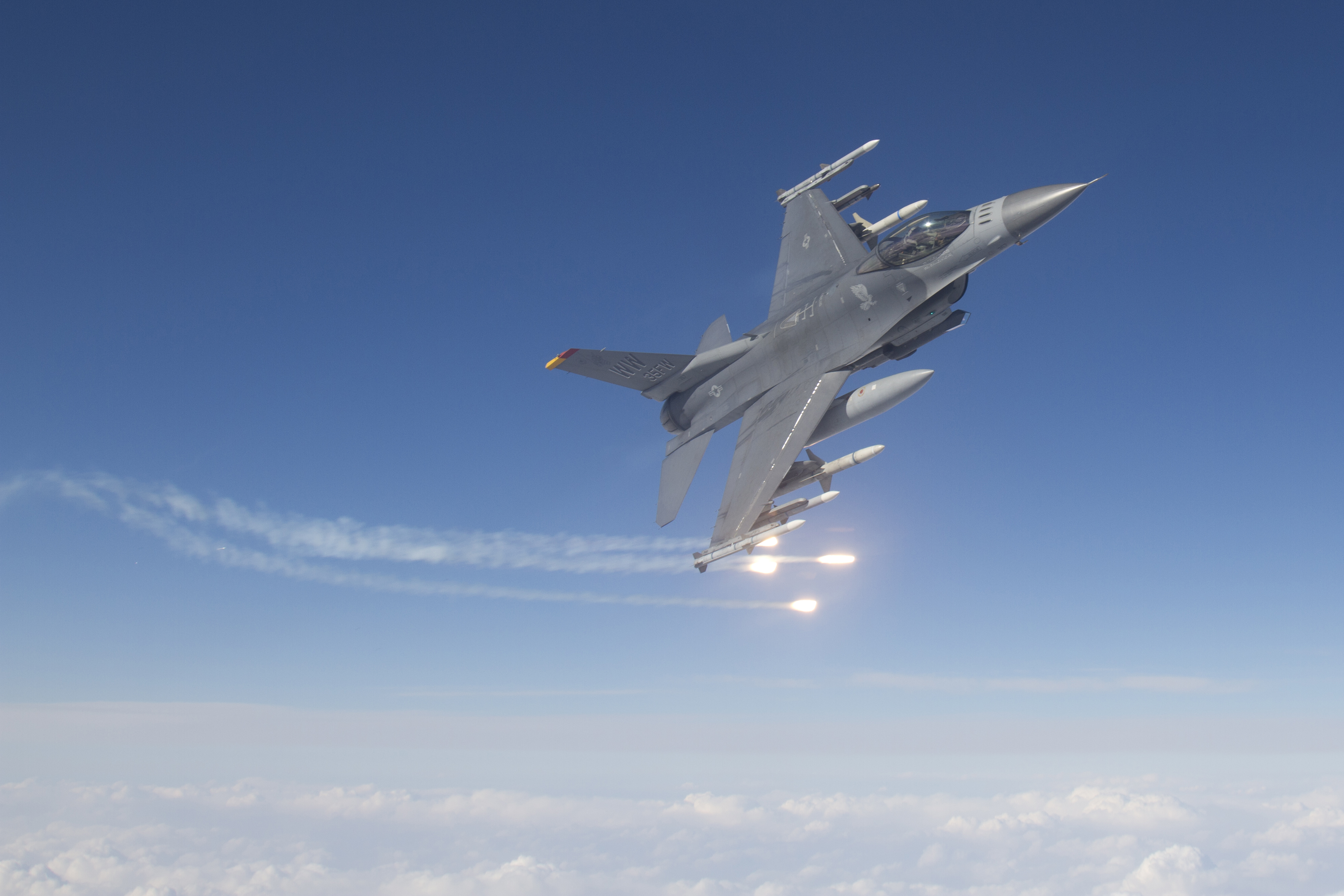 最終お値下げ済みWittyWings F15C USAF ボーイングが空自向け契約を獲得、EPAWSSの調達単価が値下がりか