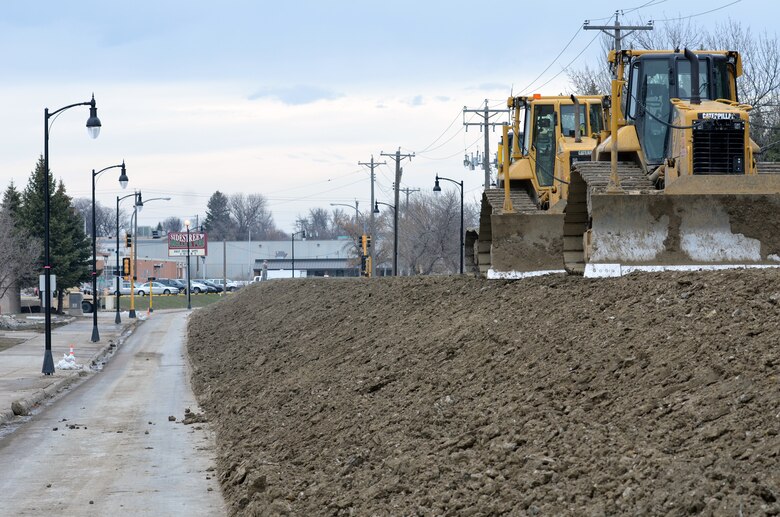 FARGO, N.D. – The Corps of Engineers completed a temporary emergency levee near the city hall along 2nd Street in Fargo, N.D., April 29. The Corps completed the temporary levee near the city hall to support the city’s flood fight efforts against the Red River of the North. This is the fourth time in the past five years that the Corps has assisted the city.