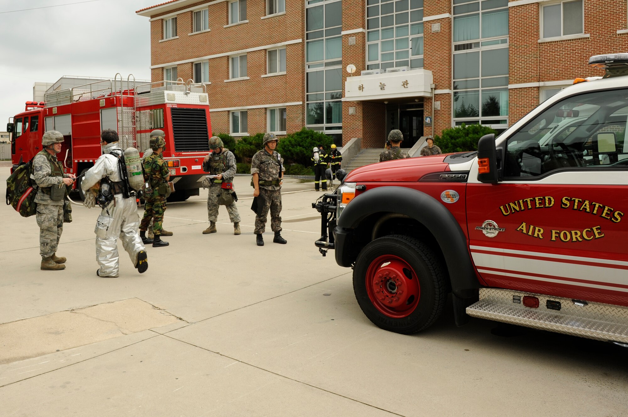 KUNSAN AIR BASE, Republic of Korea – Republic of Korea air force and U.S. Air Force members respond to an electrical fire scenario during exercise Beverly Midnight 13-3, Aug. 5, 2013. The event allowed U.S. Air Force and ROKAF members to work jointly and test their abilities to provide medical and fire support. (U.S. Air Force Photo by Staff Sgt. Tong Duong/Released)