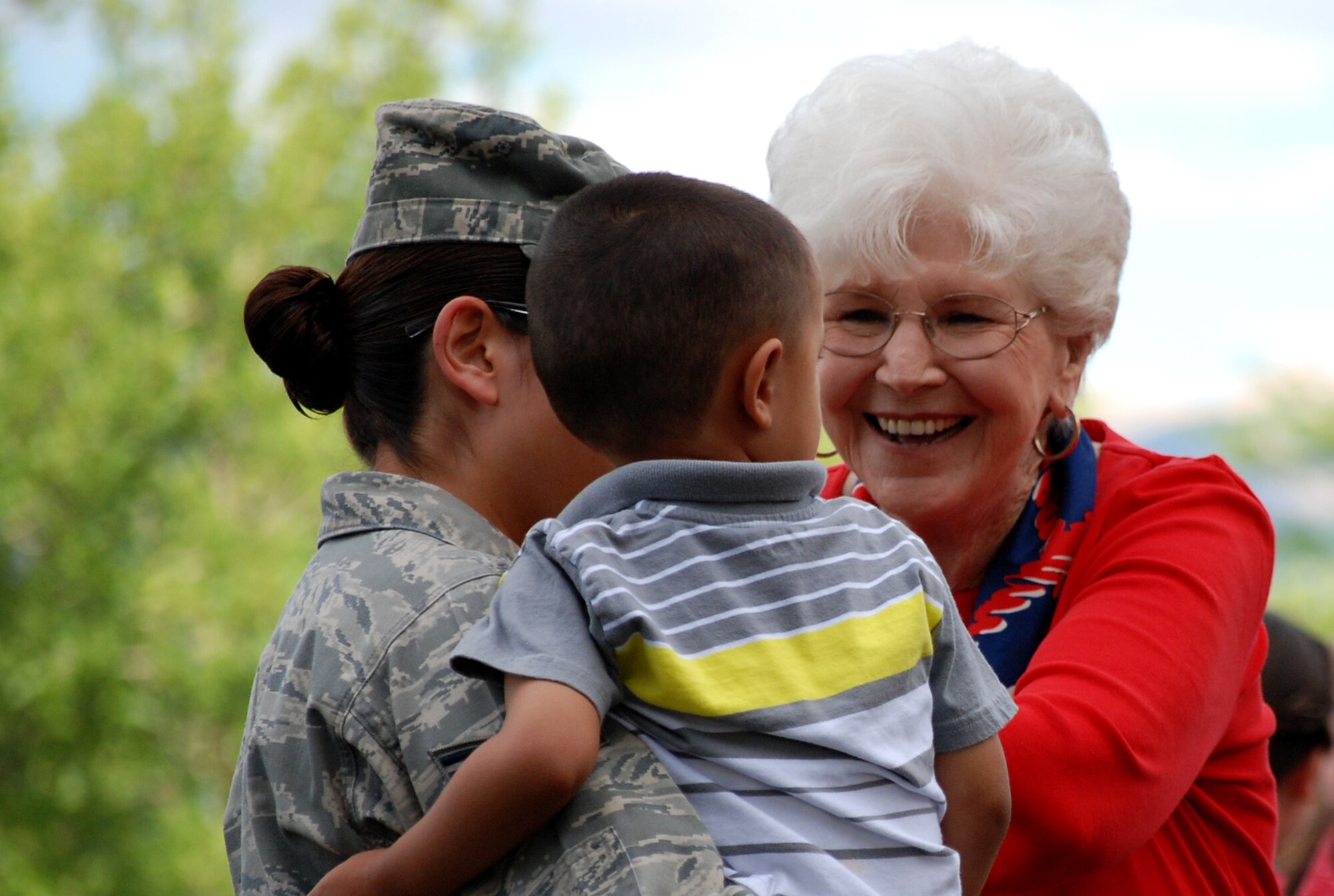 COLORADO SPRINGS, Colo. – Amy Parker, a volunteer with the Lotshaw Helping Hands charity and former Airman herself, takes time to welcome service members and their children from Peterson AFB before they head in to shop for school clothes. The charity donated gift cards and bicycles for service members. (U.S. Air Force photo/Michael Golembesky)