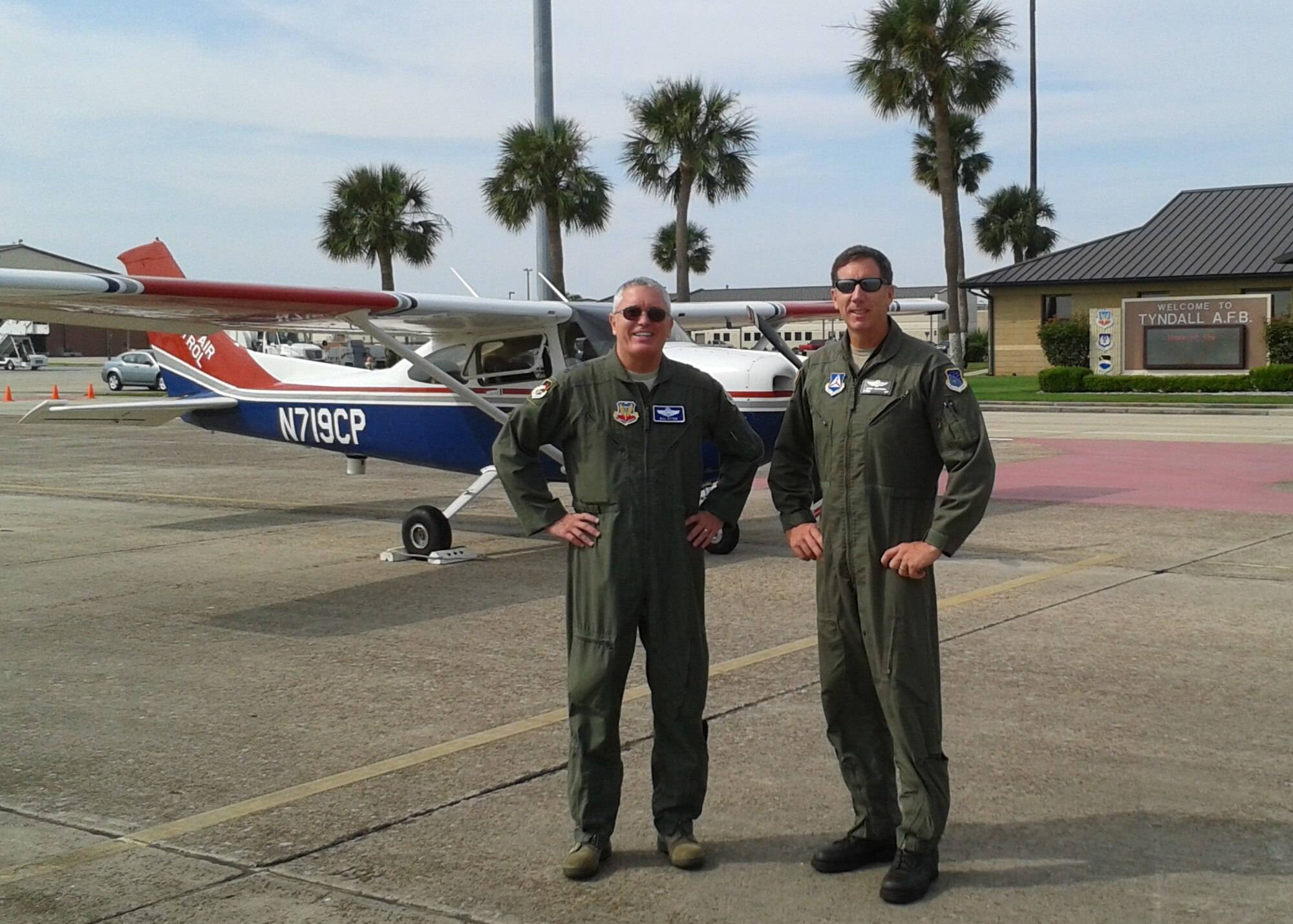 Lt Gen Etter and Lt Col Heikkinen with N719CP, the CAP C-182 they flew on the Fire Patrol mission.