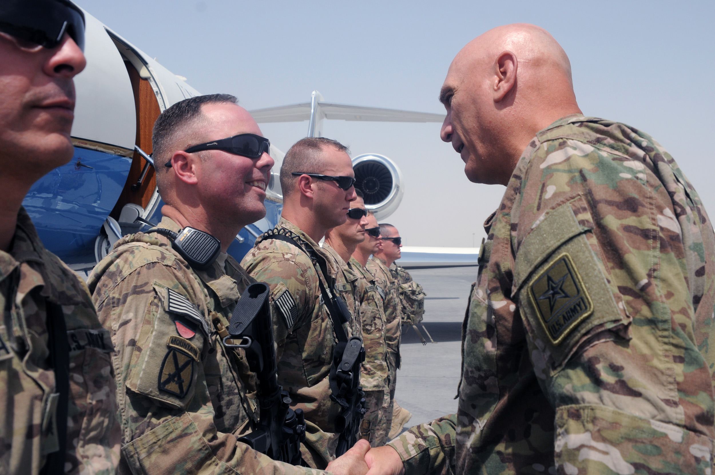 U.S. Army Chief of Staff Gen. Ray Odierno thanks U.S. Army Sgt. 1st