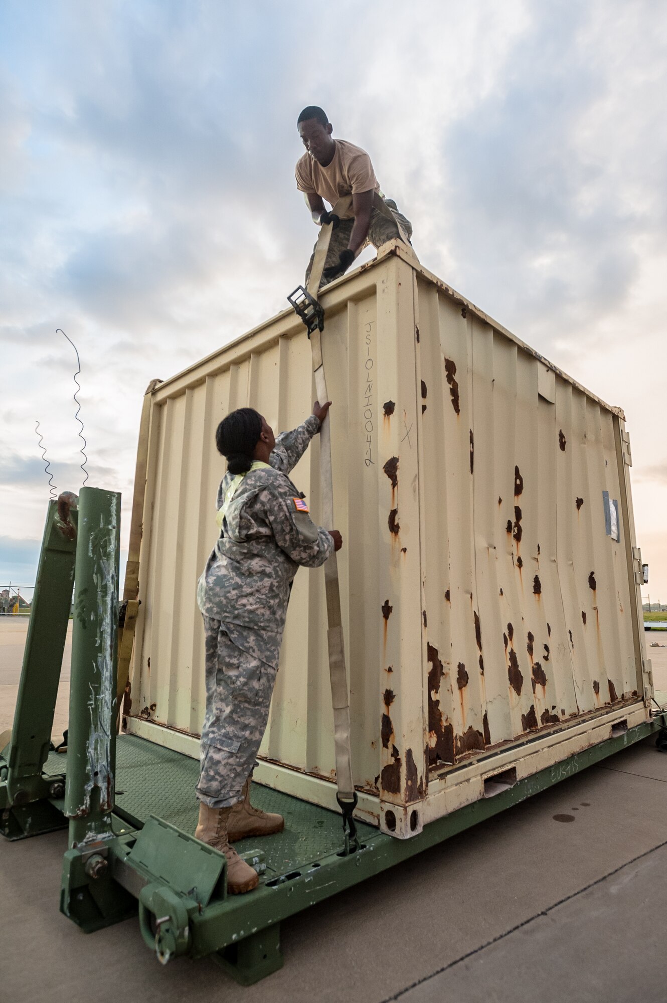 Army Pfc. Stephanie Solomon and Army Spc. Marquis Talbot of the U.S. Army’s 689th Rapid Port Opening Element in Fort Eustis, Va., strap simulated disaster-relief supplies to a flat-rack pallet on the flight line of MidAmerica St. Louis Airport in Mascoutah, Ill., on Aug. 7, 2013, as part of Exercise Gateway Relief, a U.S. Transportation Command-directed earthquake-response scenario. The 689th is joining with the Kentucky Air National Guard’s 123rd Contingency Response Group to stand up and operate a Joint Task Force-Port Opening through Aug. 9. The JTF-PO, which combines an Air Force Aerial Port of Debarkation with an Army trucking and distribution unit, ensures the smooth flow of relief supplies into affected areas by airlift and coordinates final distribution over land. (U.S. Air National Guard photo by Maj. Dale Greer)