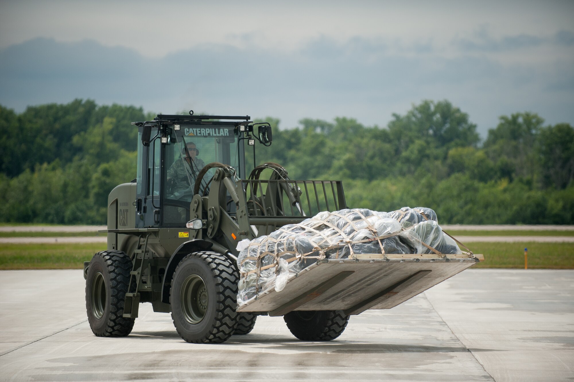 An aerial porter from the Kentucky Air National Guard’s 123rd Contingency Response Group marshals cargo at MidAmerica St. Louis Airport in Mascoutah, Ill., on Aug. 5, 2013, as part of Exercise Gateway Relief, a U.S. Transportation Command-directed earthquake-response scenario. The 123rd is joining forces with the U.S. Army’s active-duty 689th Rapid Port Opening Element from Fort Eustis, Va., to stand up and operate a Joint Task Force-Port Opening, which combines an Air Force Aerial Port of Debarkation with an Army trucking and distribution unit. The aerial port ensures the smooth flow of cargo and relief supplies into affected areas by airlift, while the trucking unit facilitates their final distribution over land. (U.S. Air National Guard photo by Maj. Dale Greer)