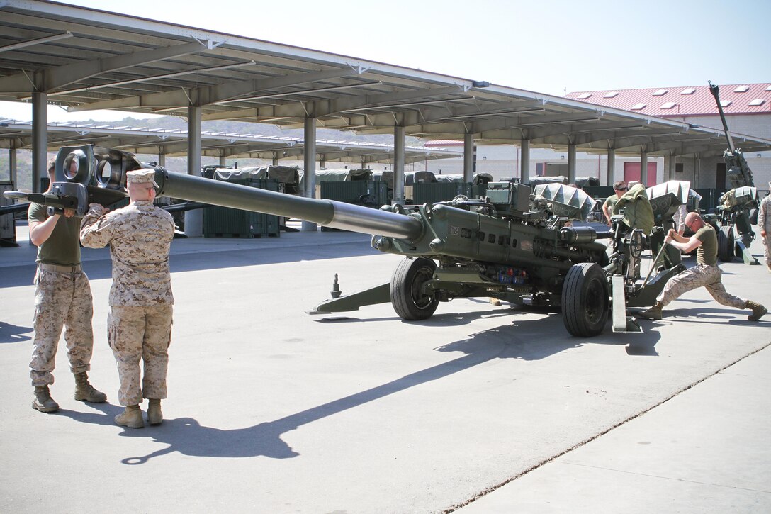 Private First Class Benjamin Fulton (right), a field artillery cannoneer serving with Charlie Battery, 1st Battalion, 11th Marine Regiment, prepares an M777 Lightweight Howitzer for movement at the 11th Marines’ gun park here, Aug. 14, 2013. The Marines provided preventative maintenance to the howitzers in preparation of the upcoming regimental fire exercise Aug. 19 through 28. Fulton is a native of Bloomington, Ill. 