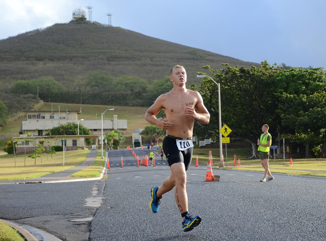 Gavin McLean runs toward Dewey Square during the run portion of the Tradewind Triathlon, Aug. 11, 2013. (U.S. Marine Corps photo by Kristen Wong)