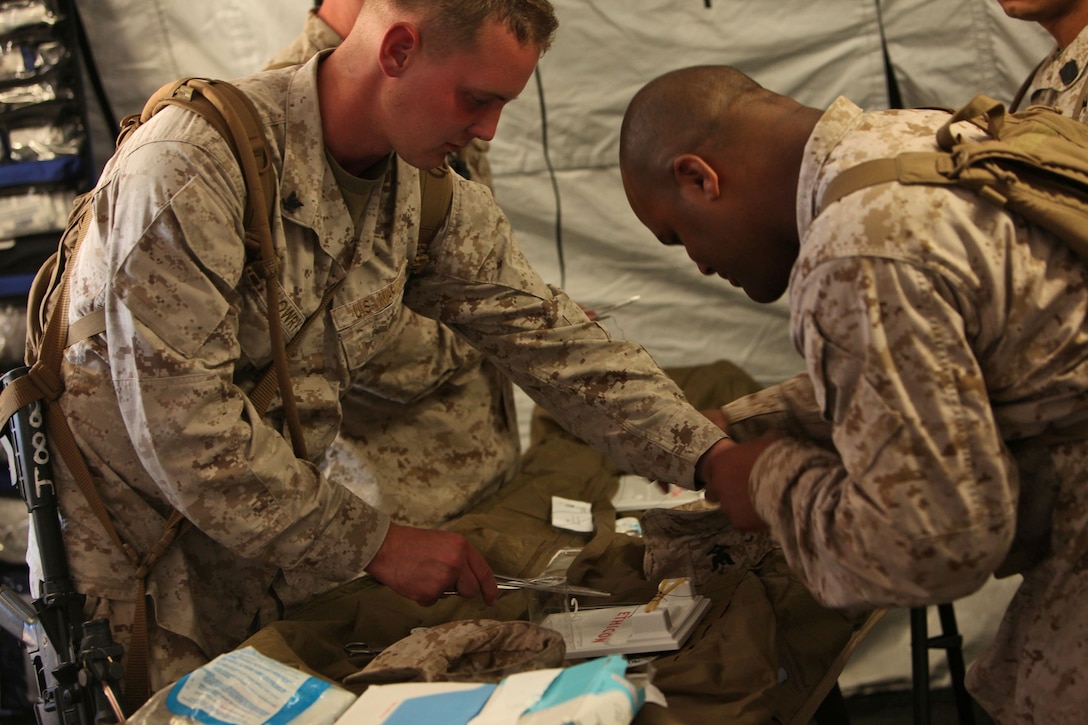 Corpsmen with Shock Trauma Platoon, Alpha Company, 1st Medical Battalion, 1st Marine Logistics Group, get hands-on training during a pre-deployment field training exercise aboard Camp Pendleton Calif., Aug. 13, 2013. A Shock Trauma Platoon is a mobile emergency room team who can quickly set up within an hour and provide medical care to critically 
injured patients. 
