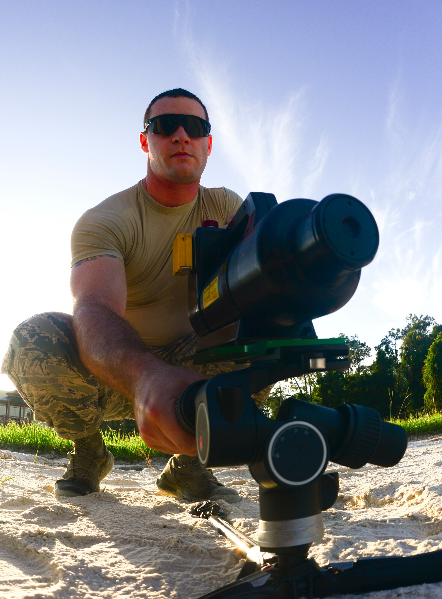 Airman 1st Class John Barr IV, an explosive ordnance disposal technician with 6th Civil Engineer Squadron, aims an advance radiographic system (ARS) MK 41 downrange during a training scenario Aug. 15, 2013, at MacDill Air Force Base, Fla. Barr’s training was part of a month-long training on conventional munitions. (U.S. Air Force photo by Staff Sgt. Brandon Shapiro/Released)